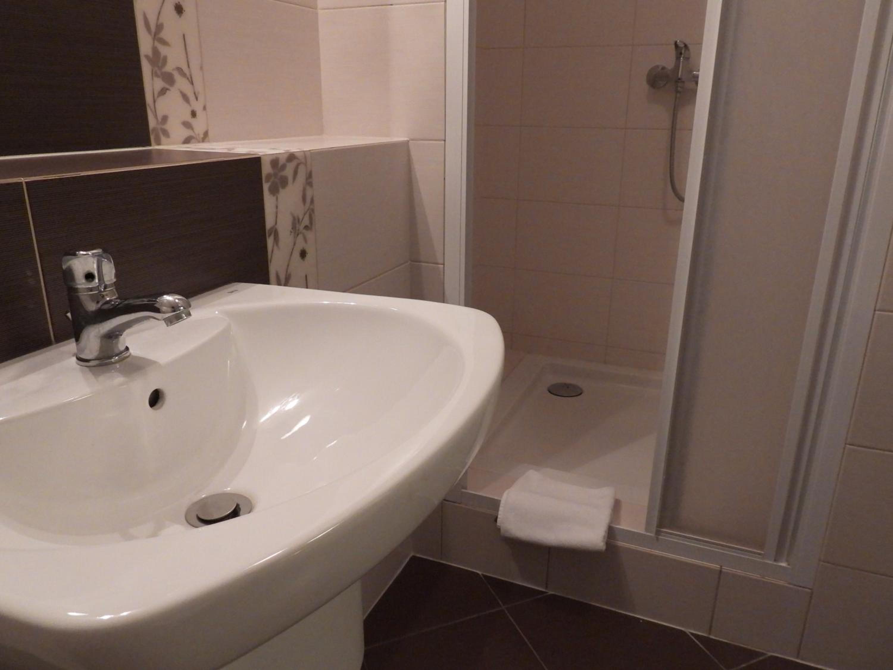 Single Room with Private Bathroom photo 3