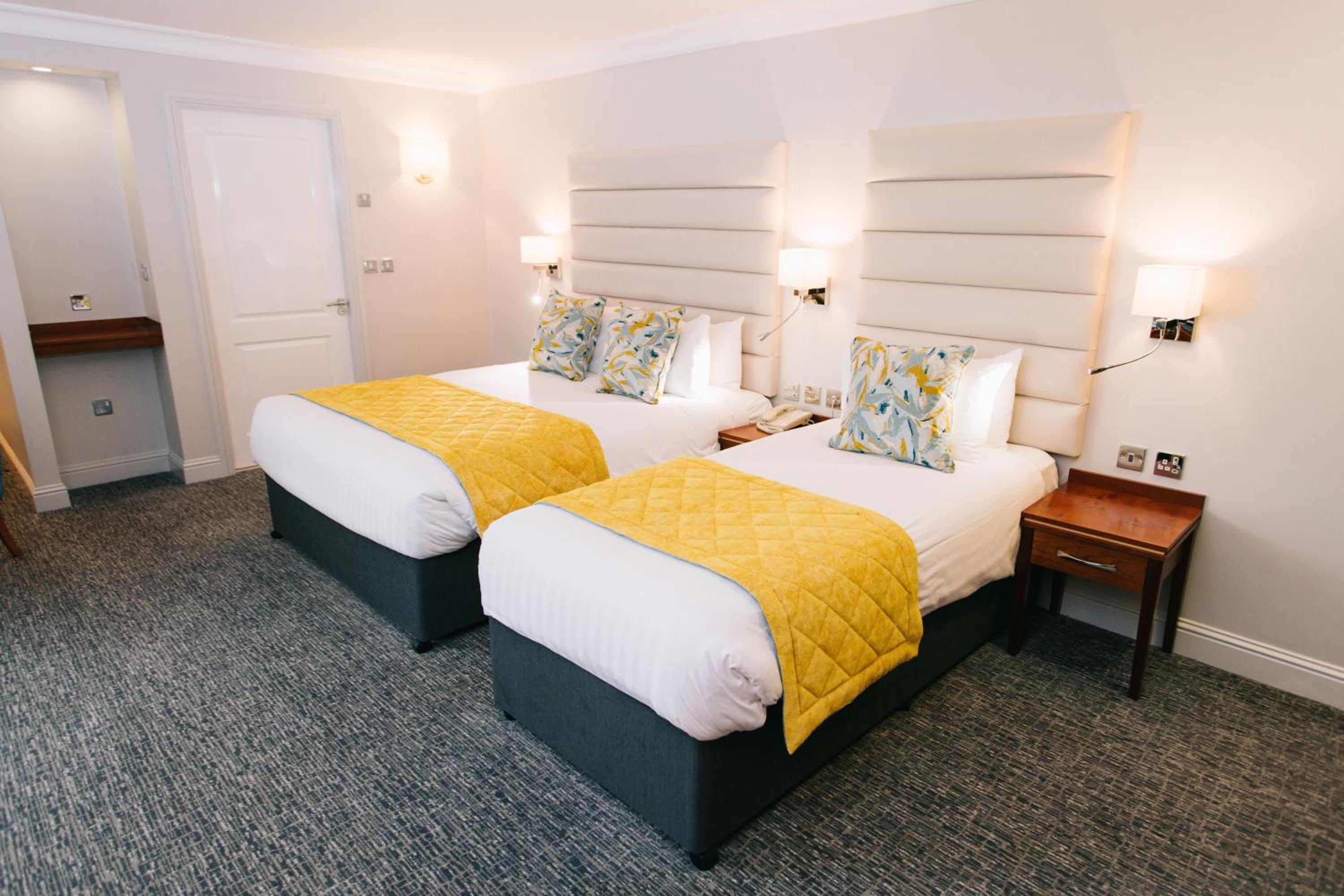 Superior Twin Room thumbnail 5