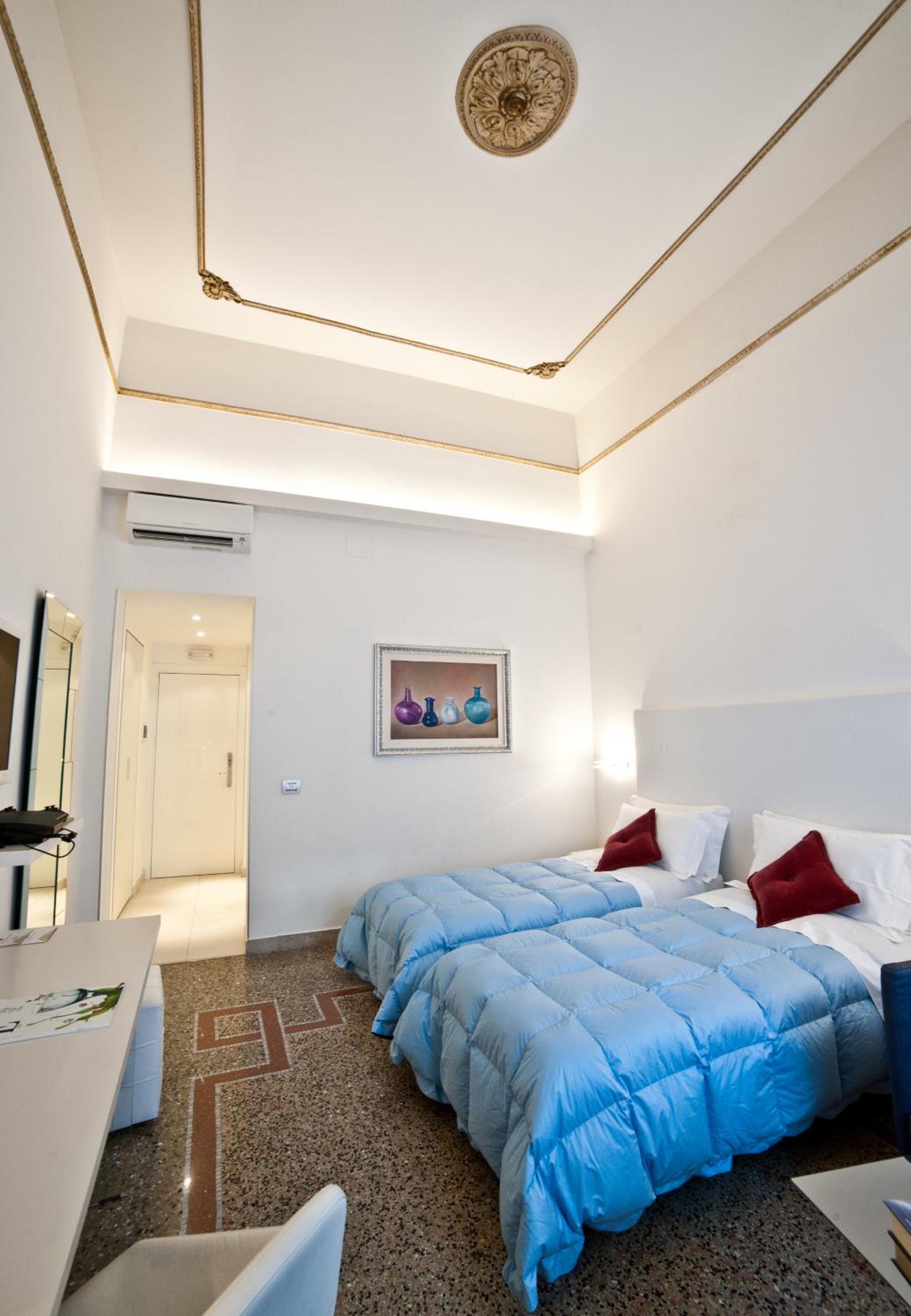 Triple Room - Photo 11