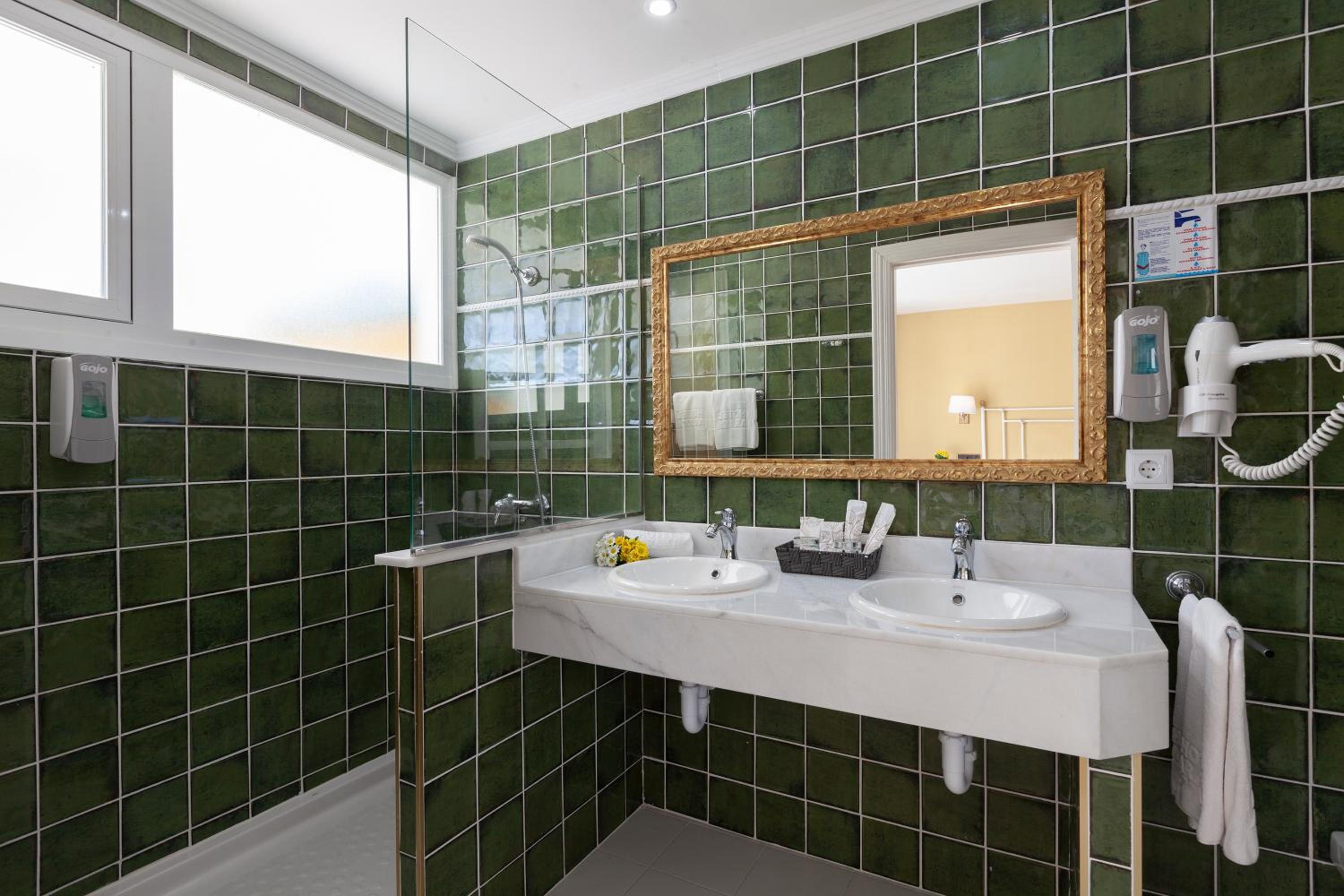 Standard Double or Twin Room with Balcony thumbnail 6