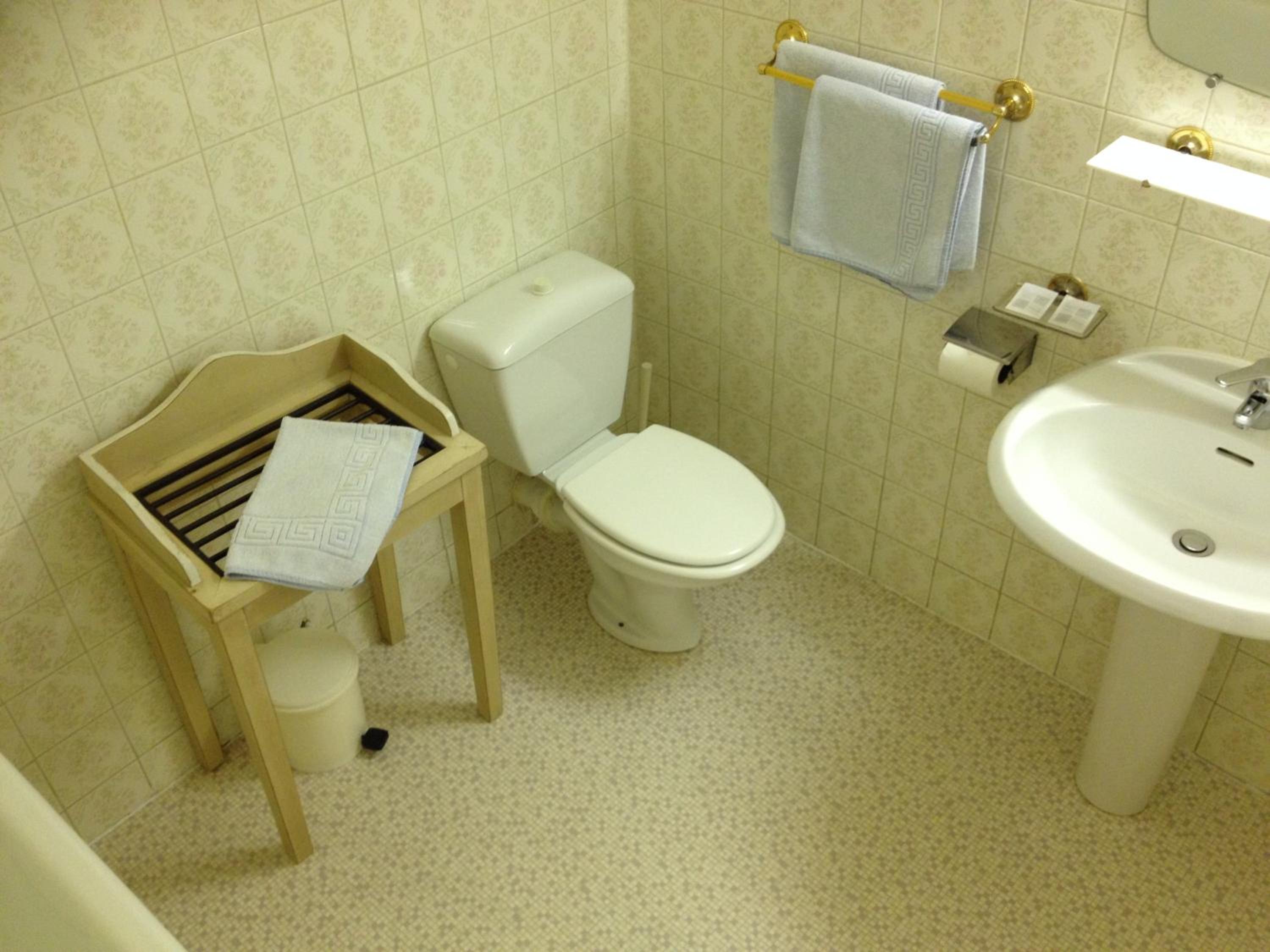 Superior Double Room with Hill View - Photo 3