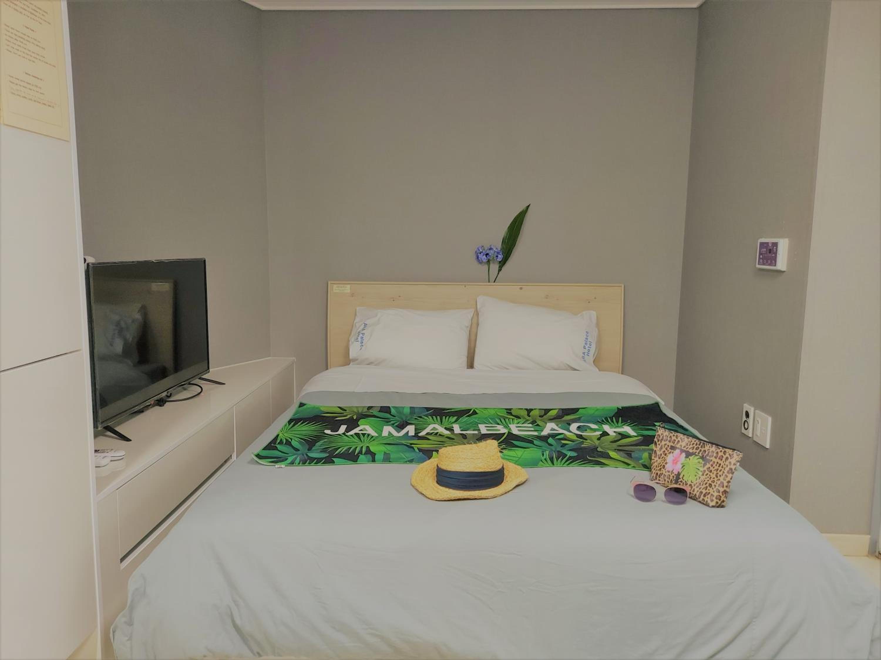 Queen Room with Sea View - Photo 19