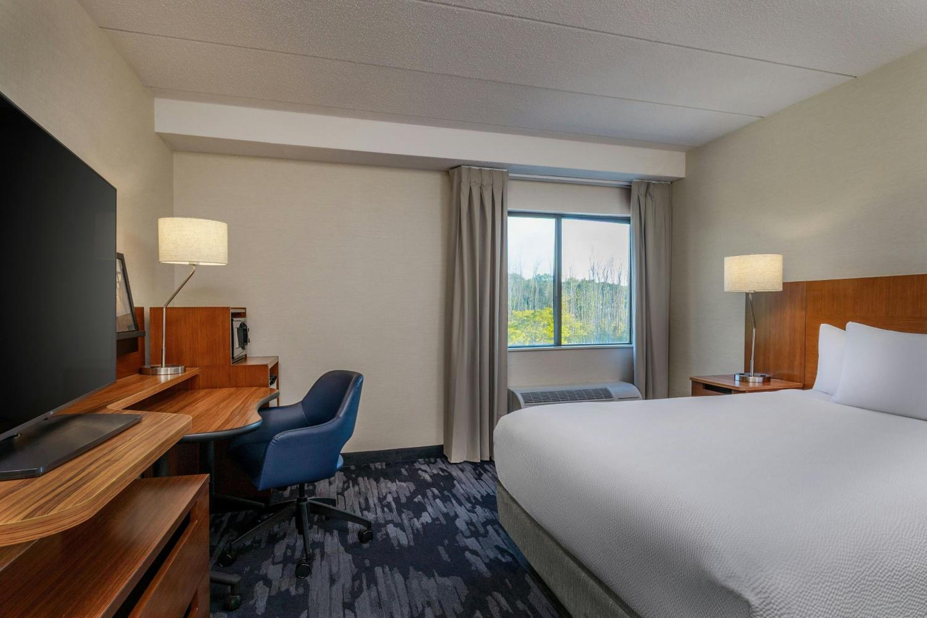 Queen Room with Bathtub - Mobility Access/Hearing Accessible