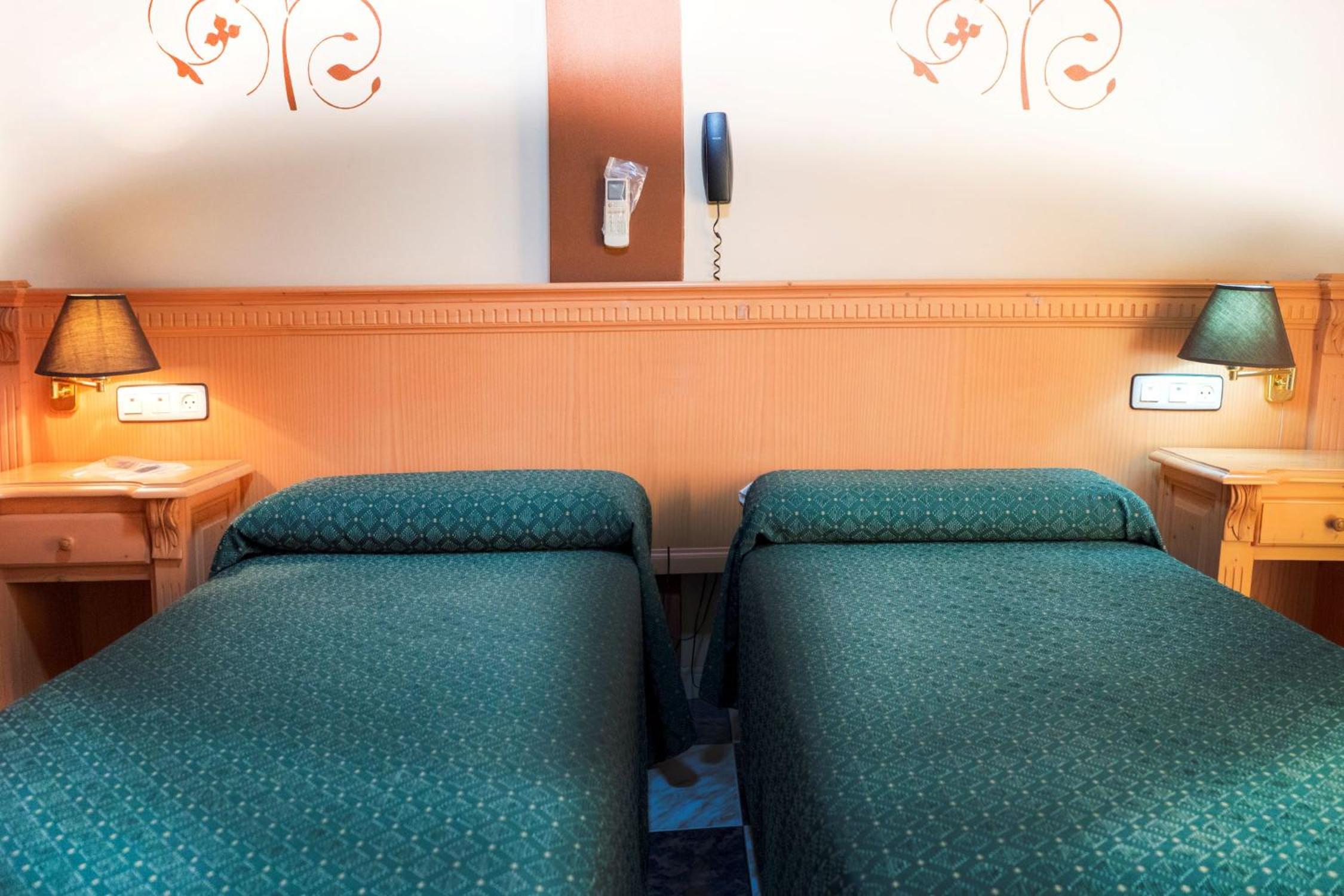 Twin Room - Photo 2