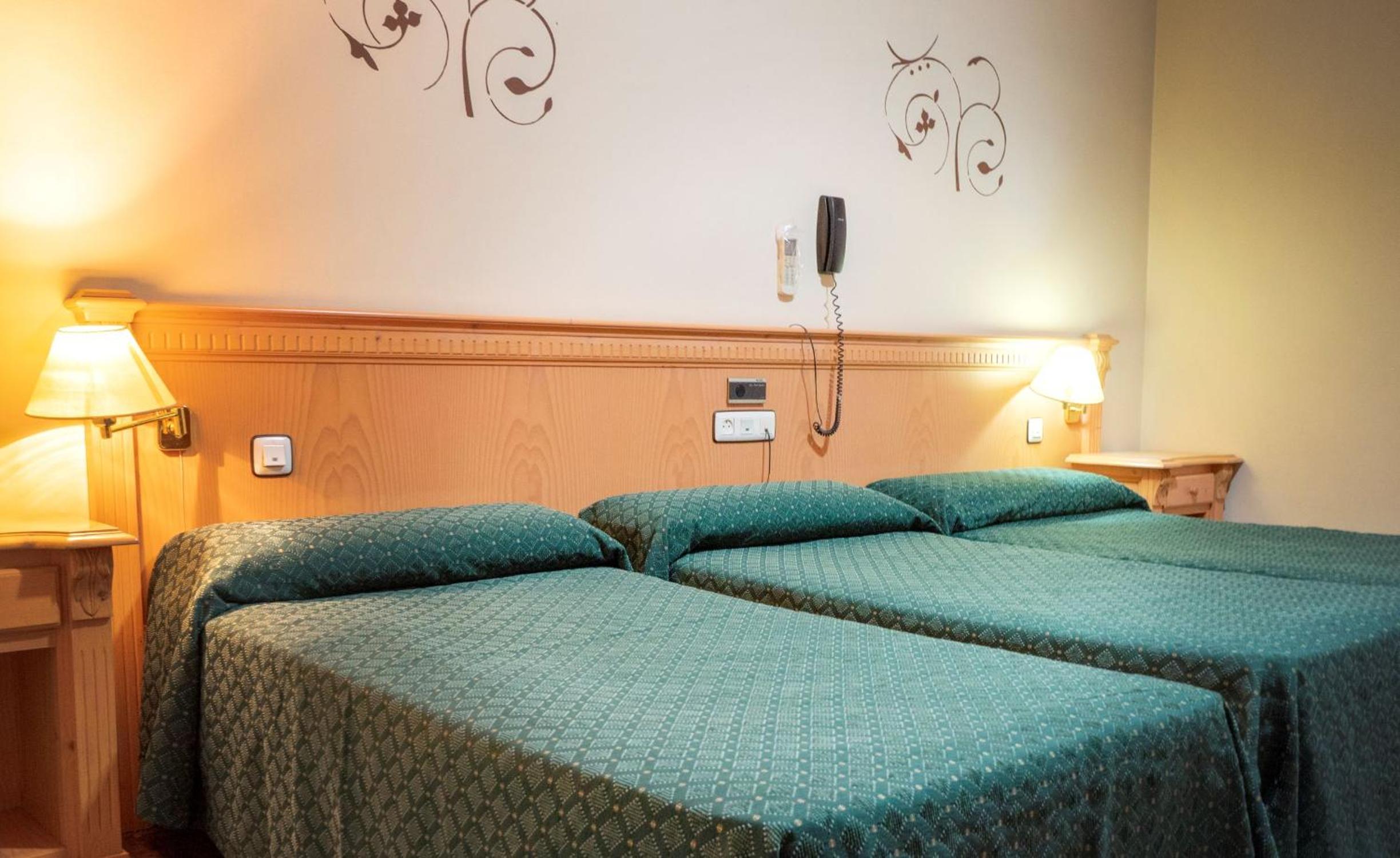 Double or Twin Room with Extra Bed - Photo 1