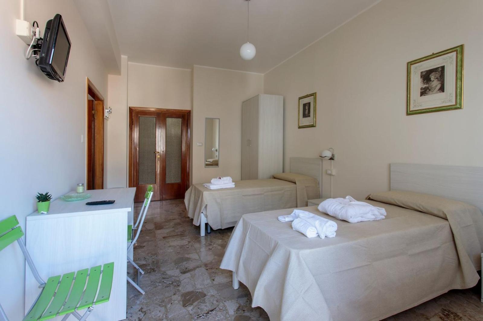 Family Room with Balcony and Private External Bathroom - Photo 5