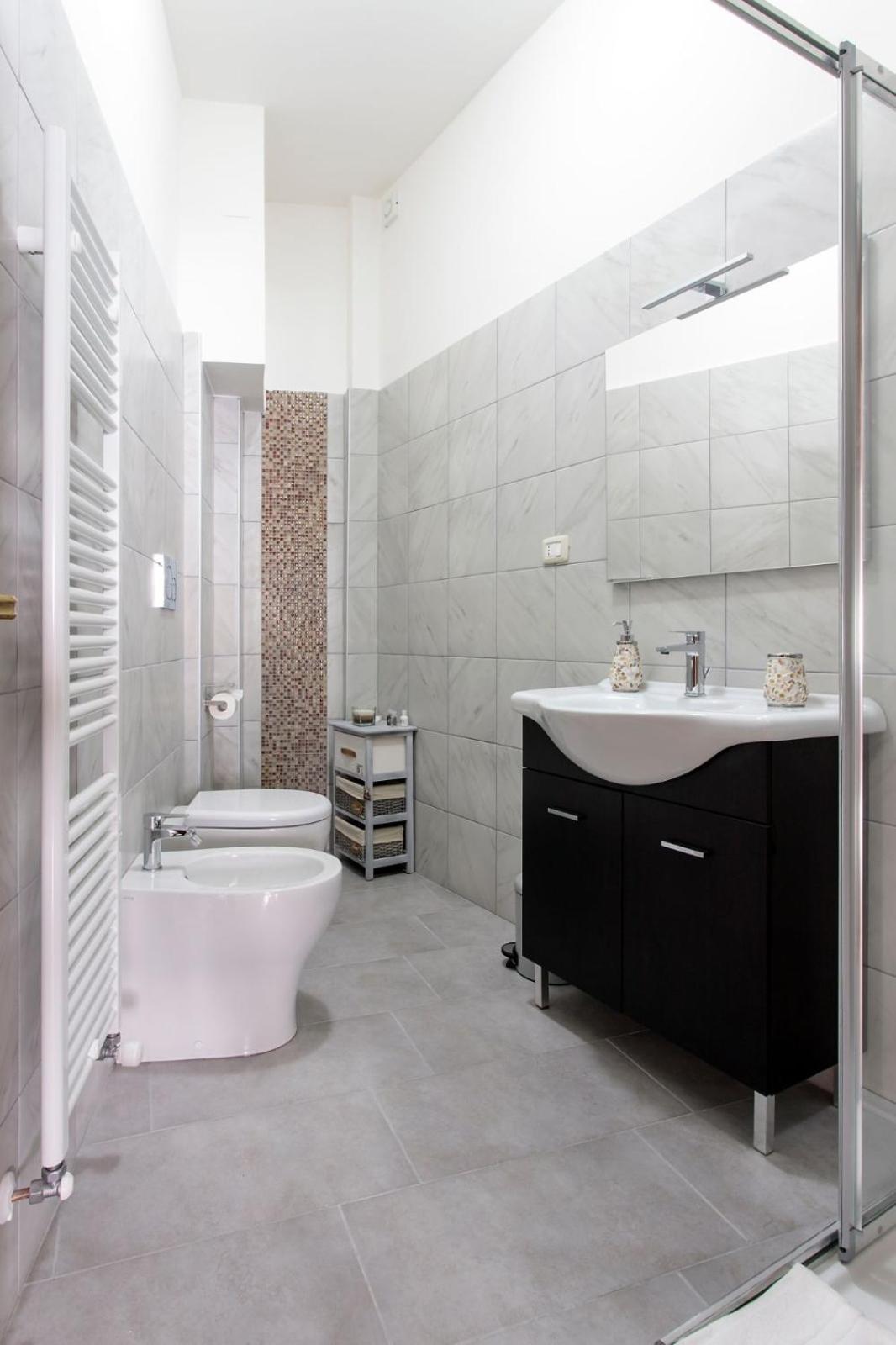 Family Room with Balcony and Private External Bathroom - Photo 7