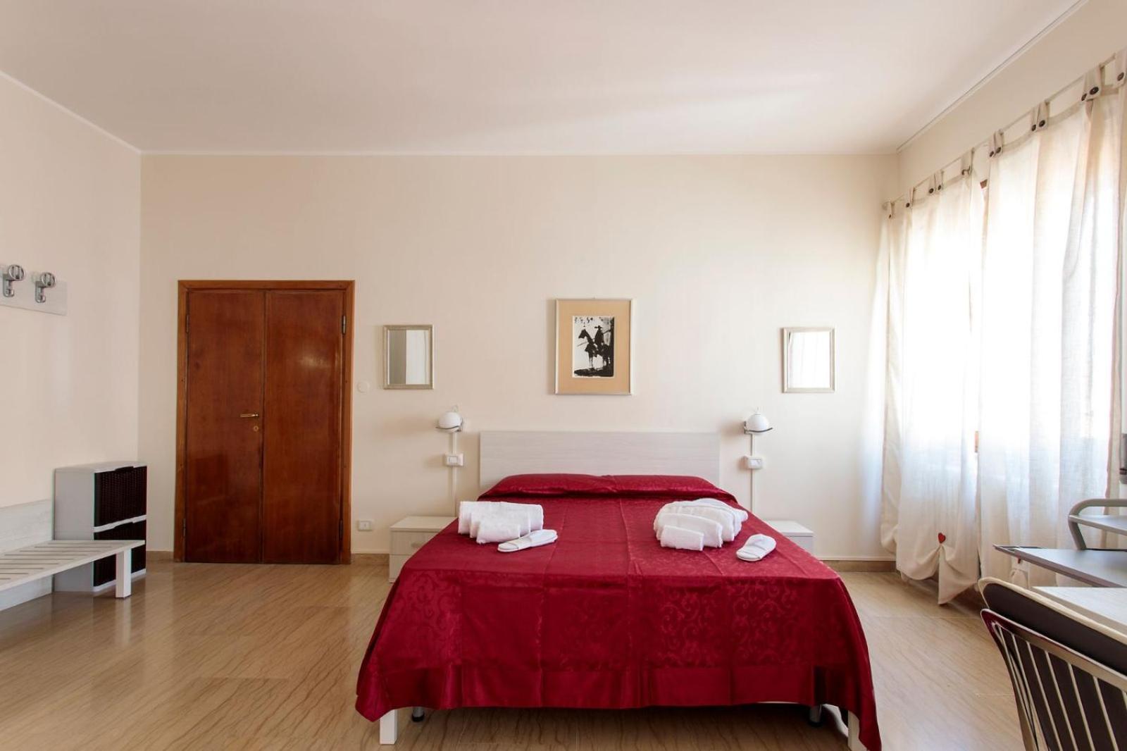 Family Room with Balcony and Private External Bathroom - Photo 2