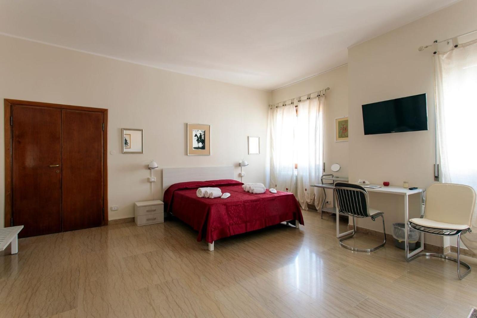 Family Room with Balcony and Private External Bathroom - Photo 1
