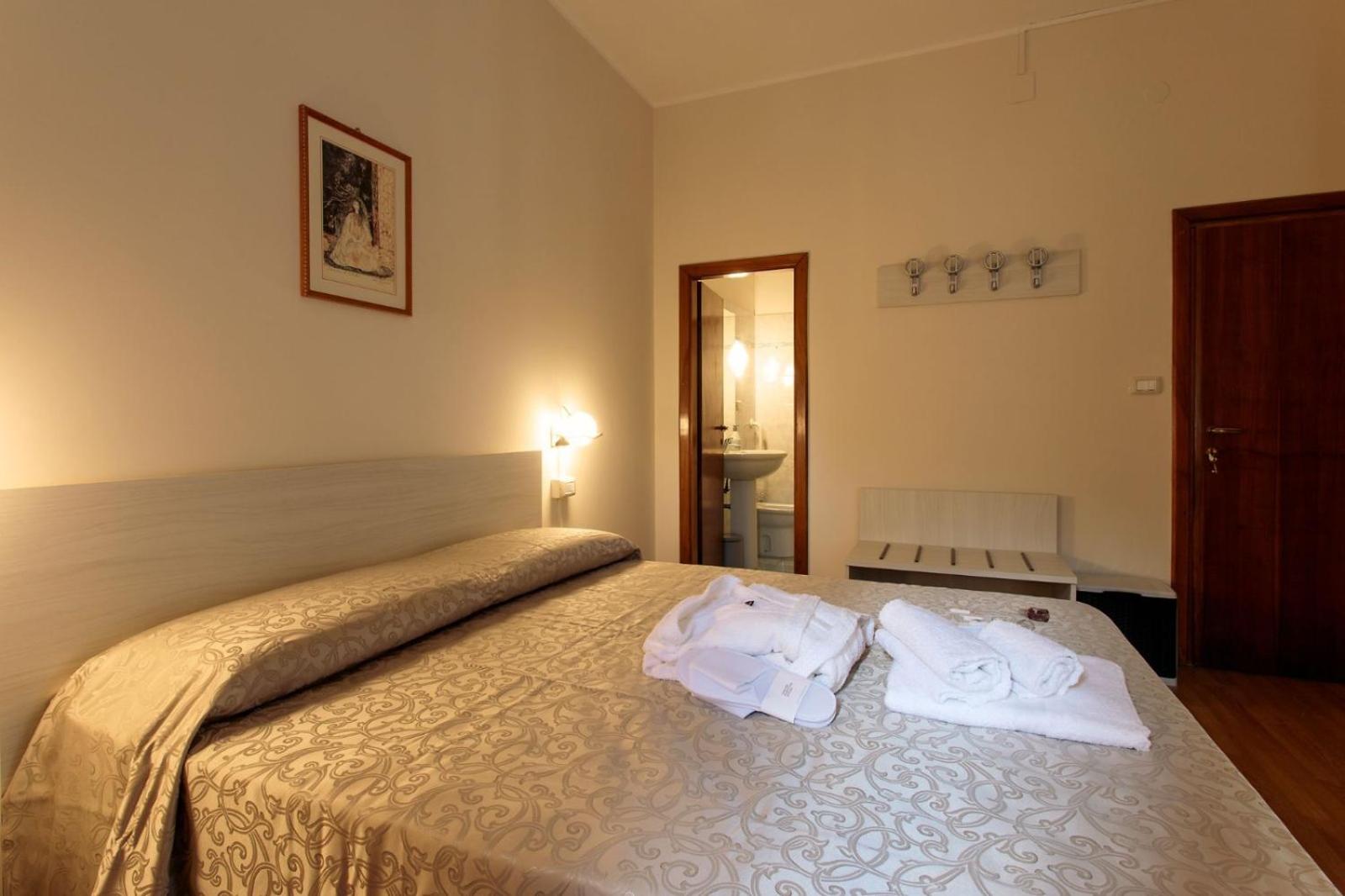 Double Room with Private Internal Bathroom - Photo 3