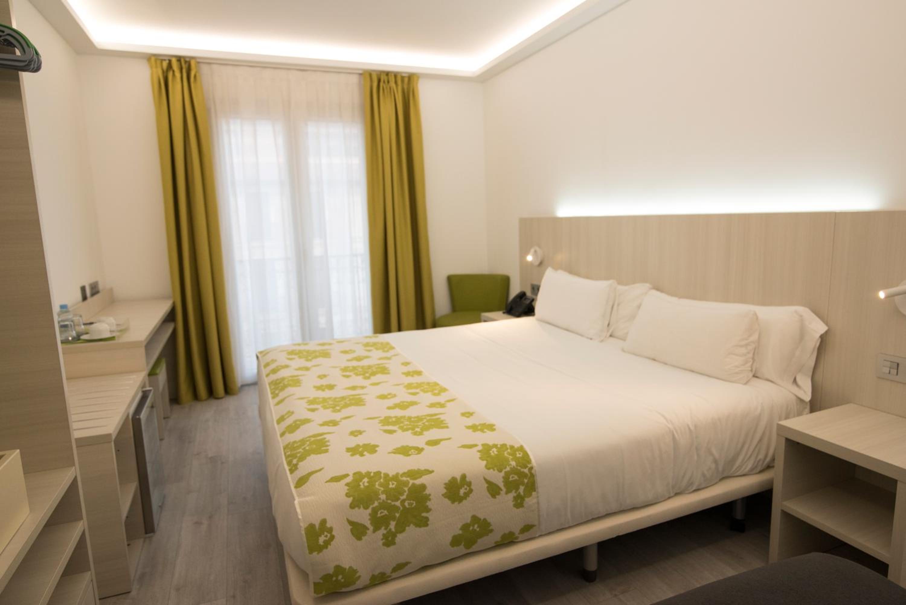 Habitación Superior con cama King o dos camas individuales con balcón y vista a la ciudad.