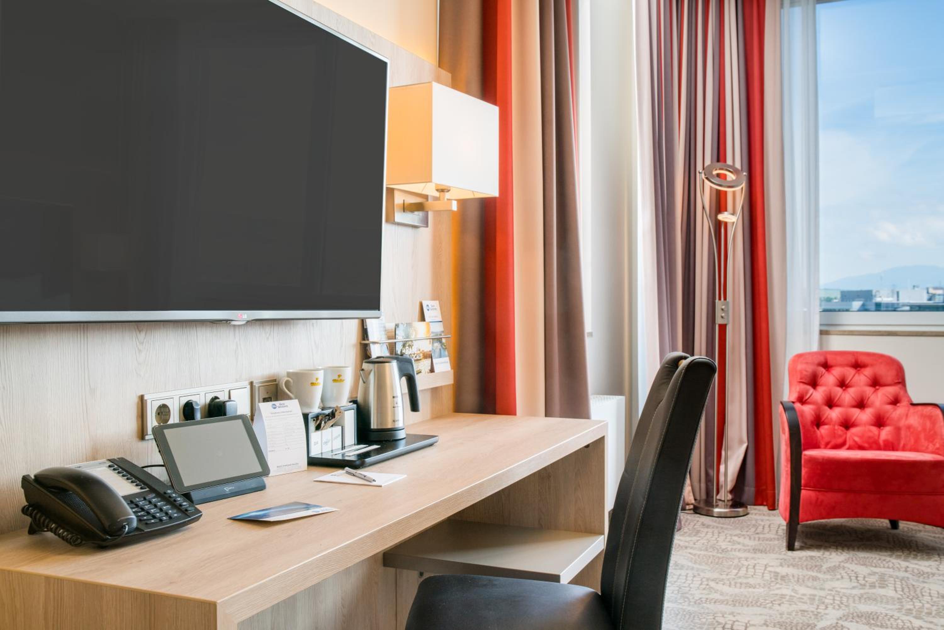 Family Room with Sofa and Kitchenette photo 2