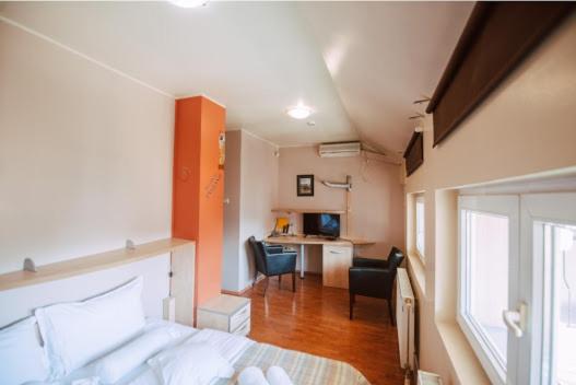 Double Room with Balcony - Photo 1