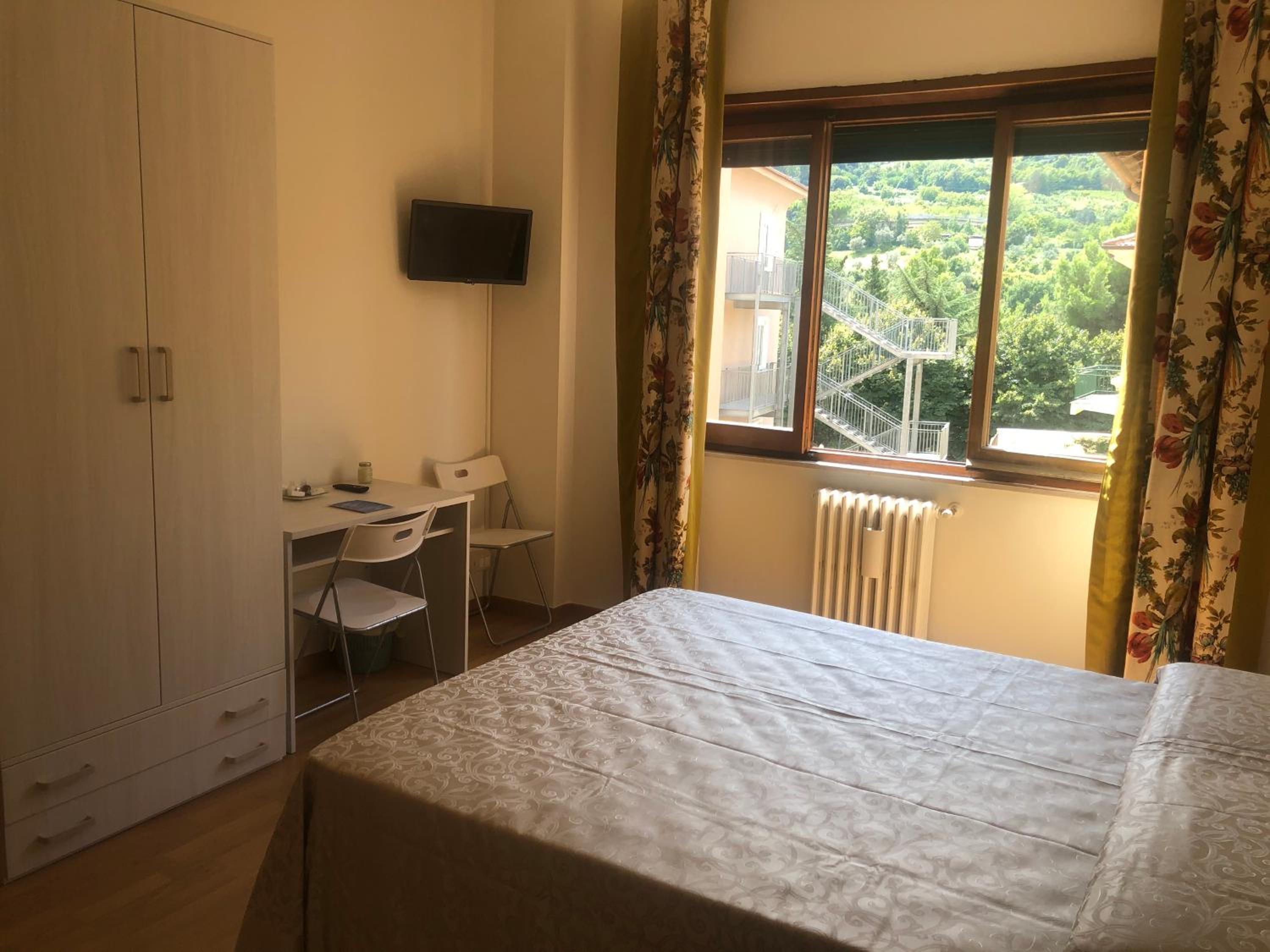 Double Room with Private Internal Bathroom - Photo 2