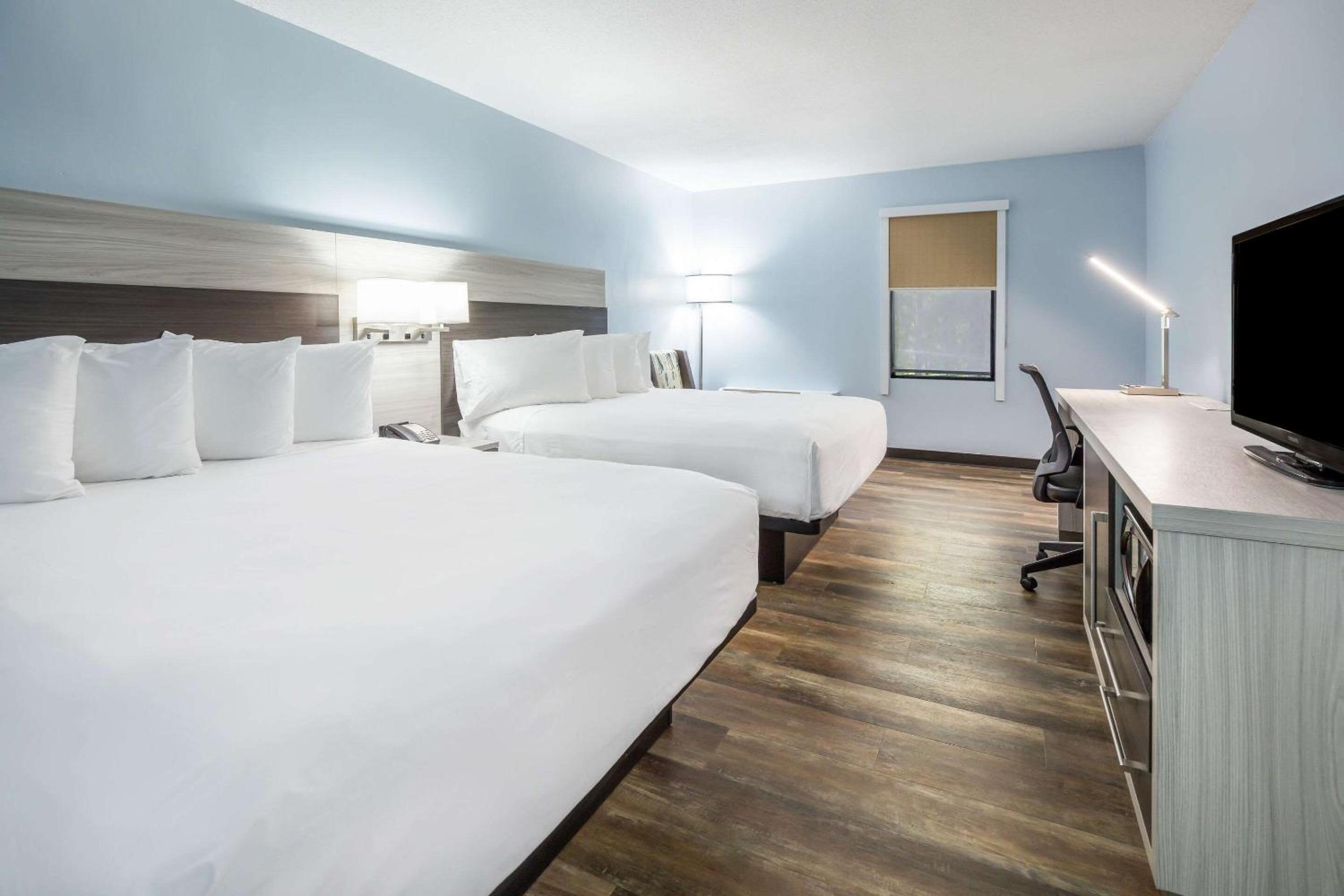 Queen Room with Two Queen Beds - Non-Smoking photo 1