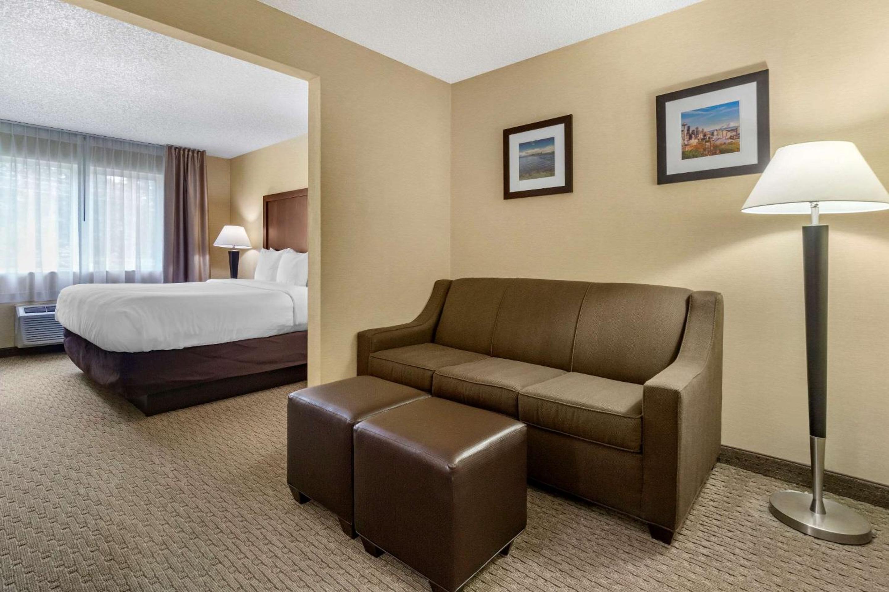 King Suite - Non-Smoking - Photo 3