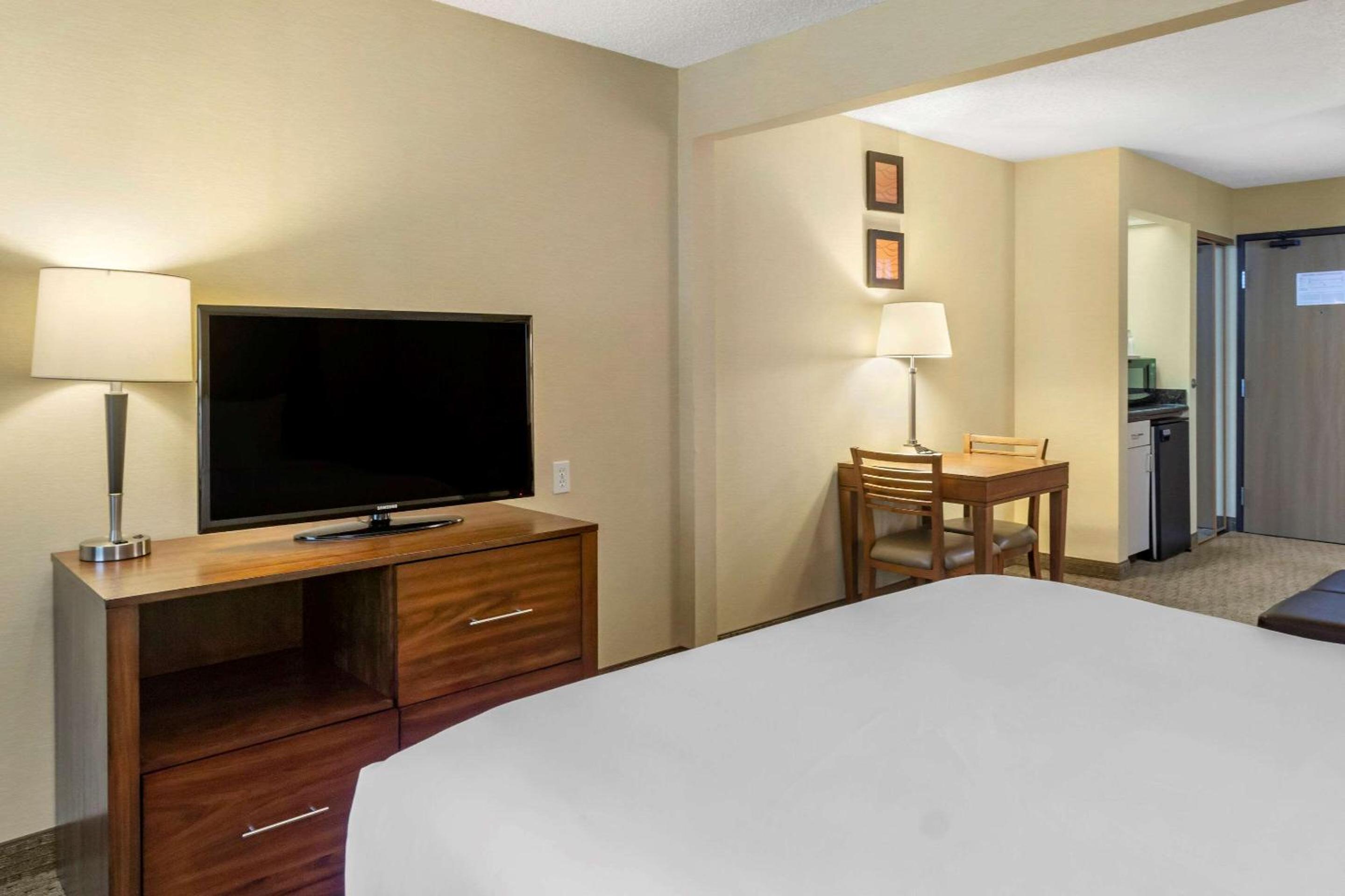 Queen Suite with Two Queen Beds - Non-Smoking - Photo 4