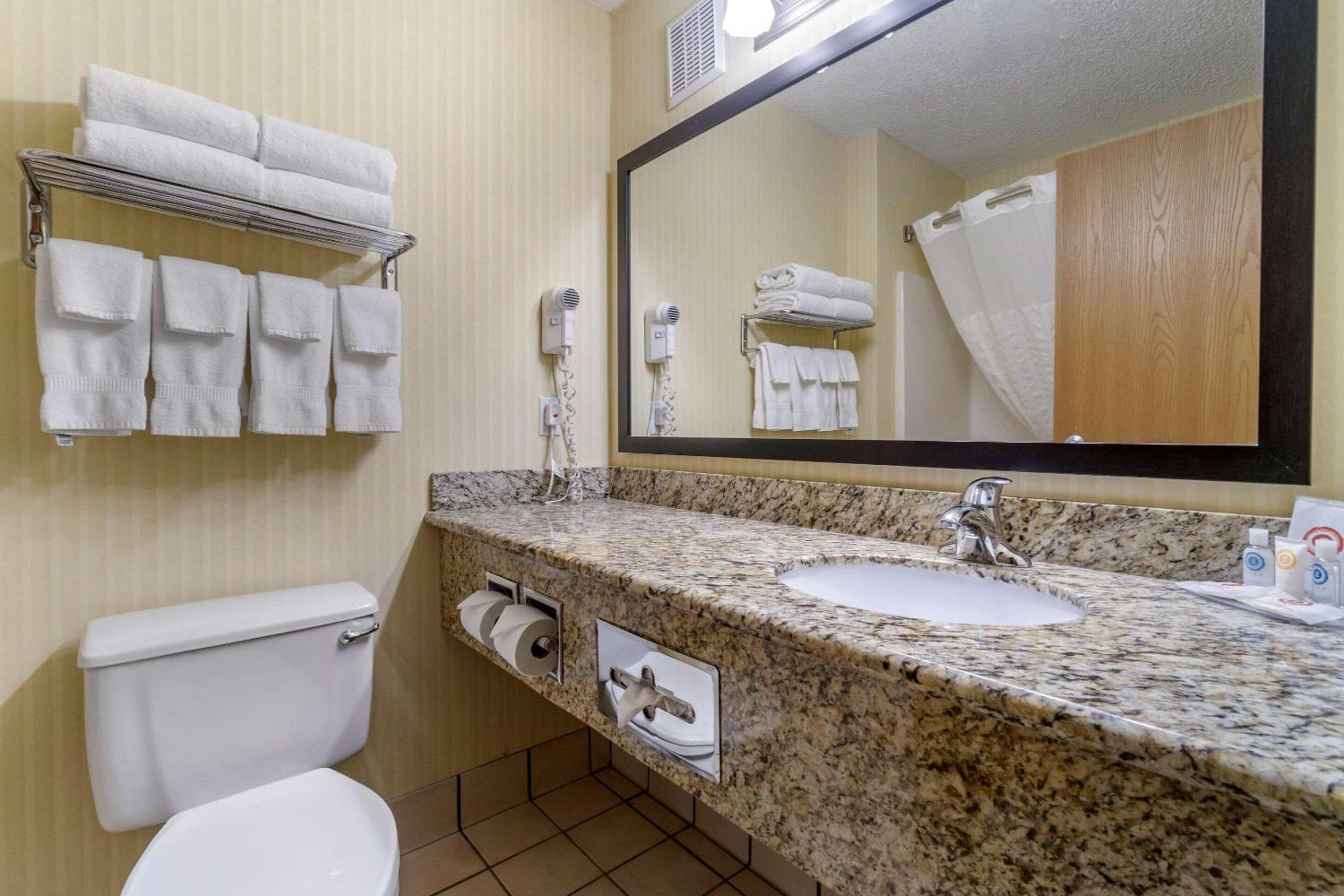 Queen Suite with Two Queen Beds - Non-Smoking - Photo 2