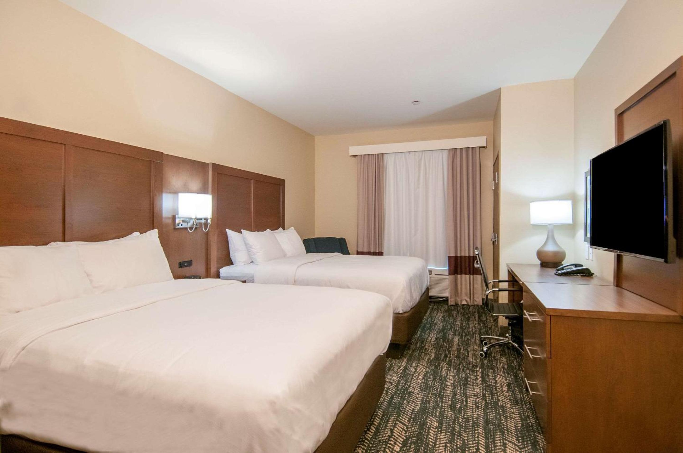Queen Room with Two Queen Beds - Non-Smoking - Photo 4