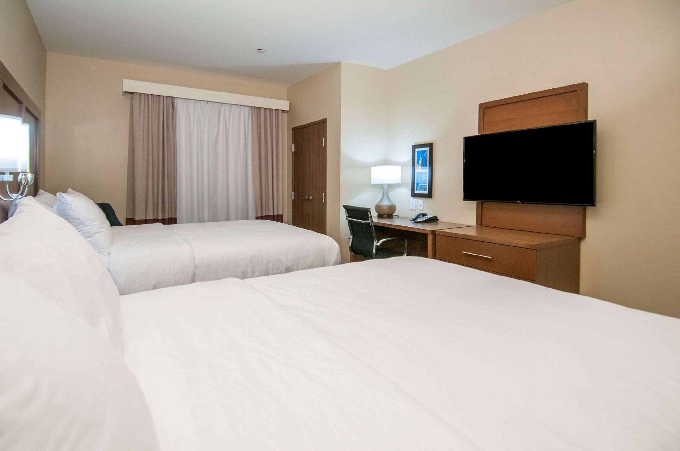 Queen Room with Two Queen Beds - Non-Smoking - Photo 2