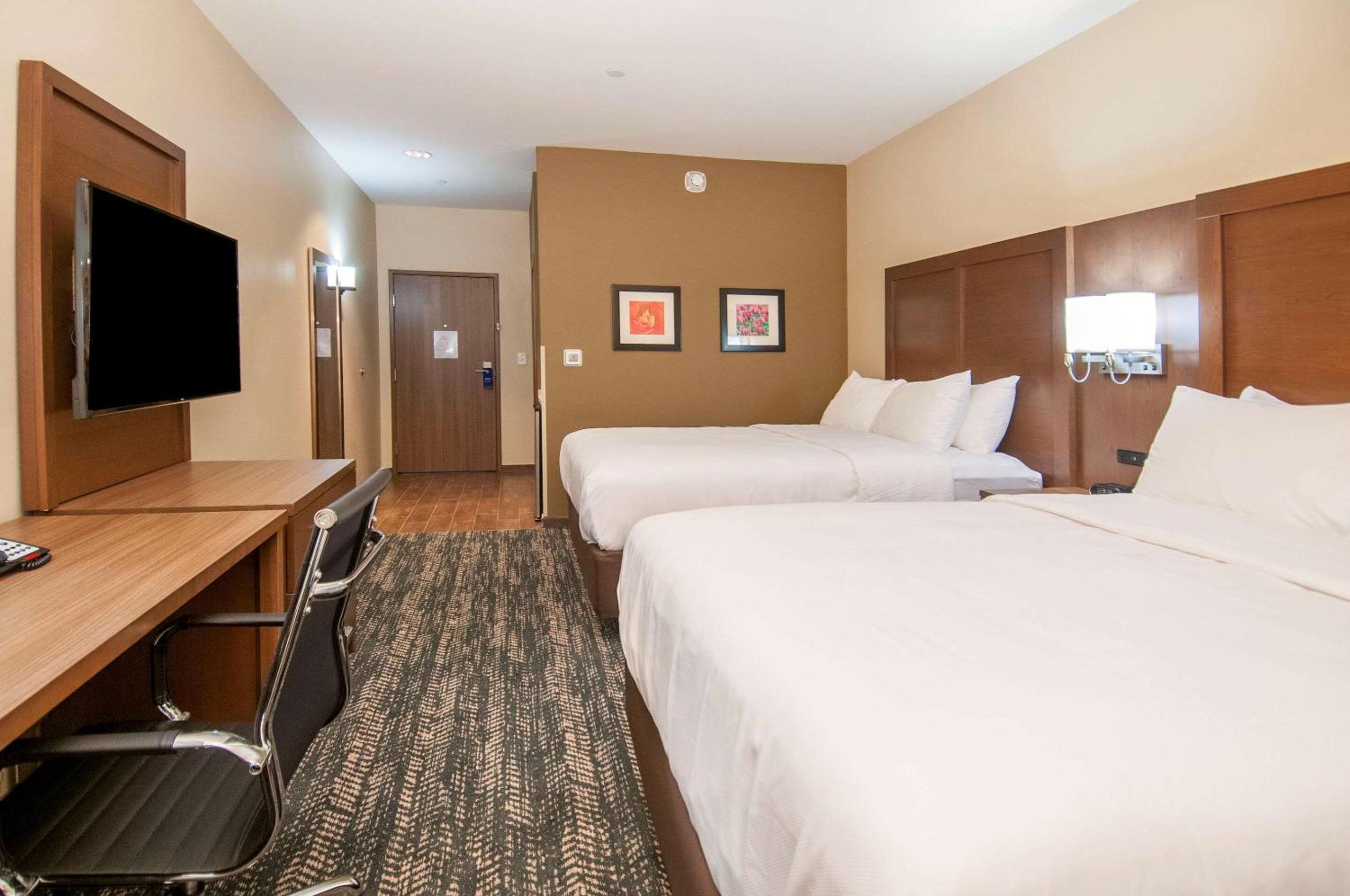 Queen Room with Two Queen Beds - Non-Smoking - Photo 3