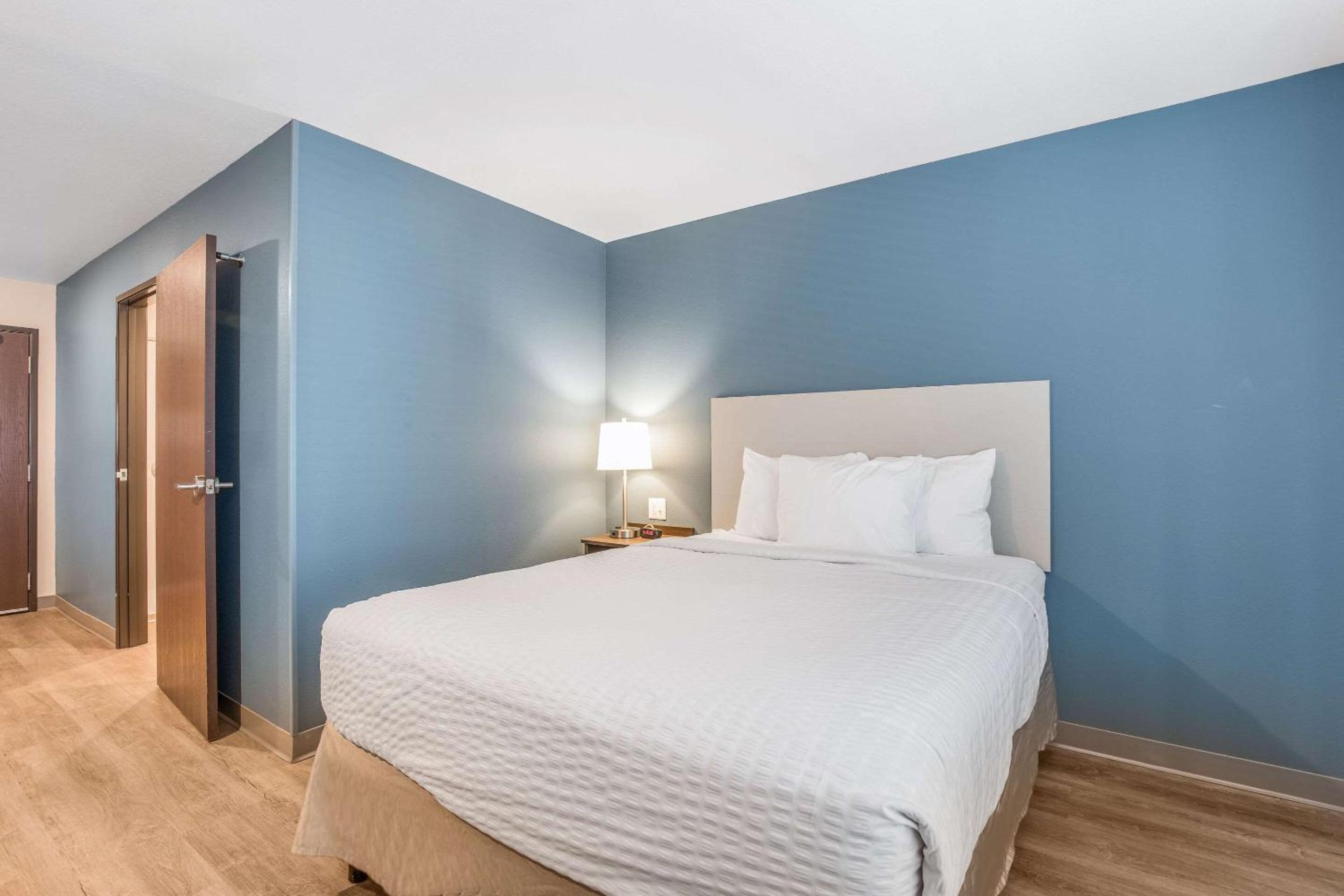 Queen Room  with Tub - Disability Access/Non-Smoking - Photo 4