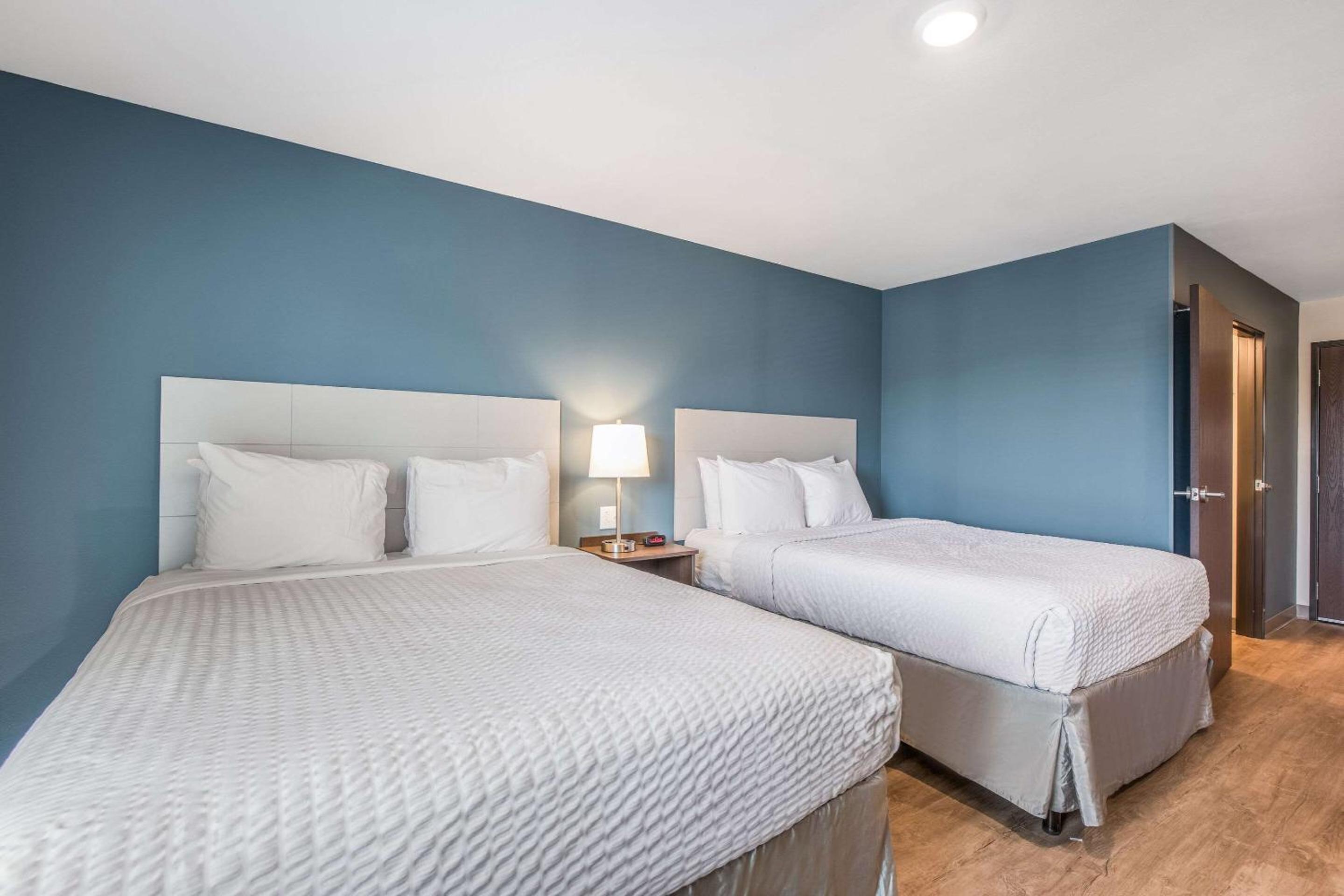 Standard Queen Room with Two Queen Beds - Non-Smoking - Photo 3