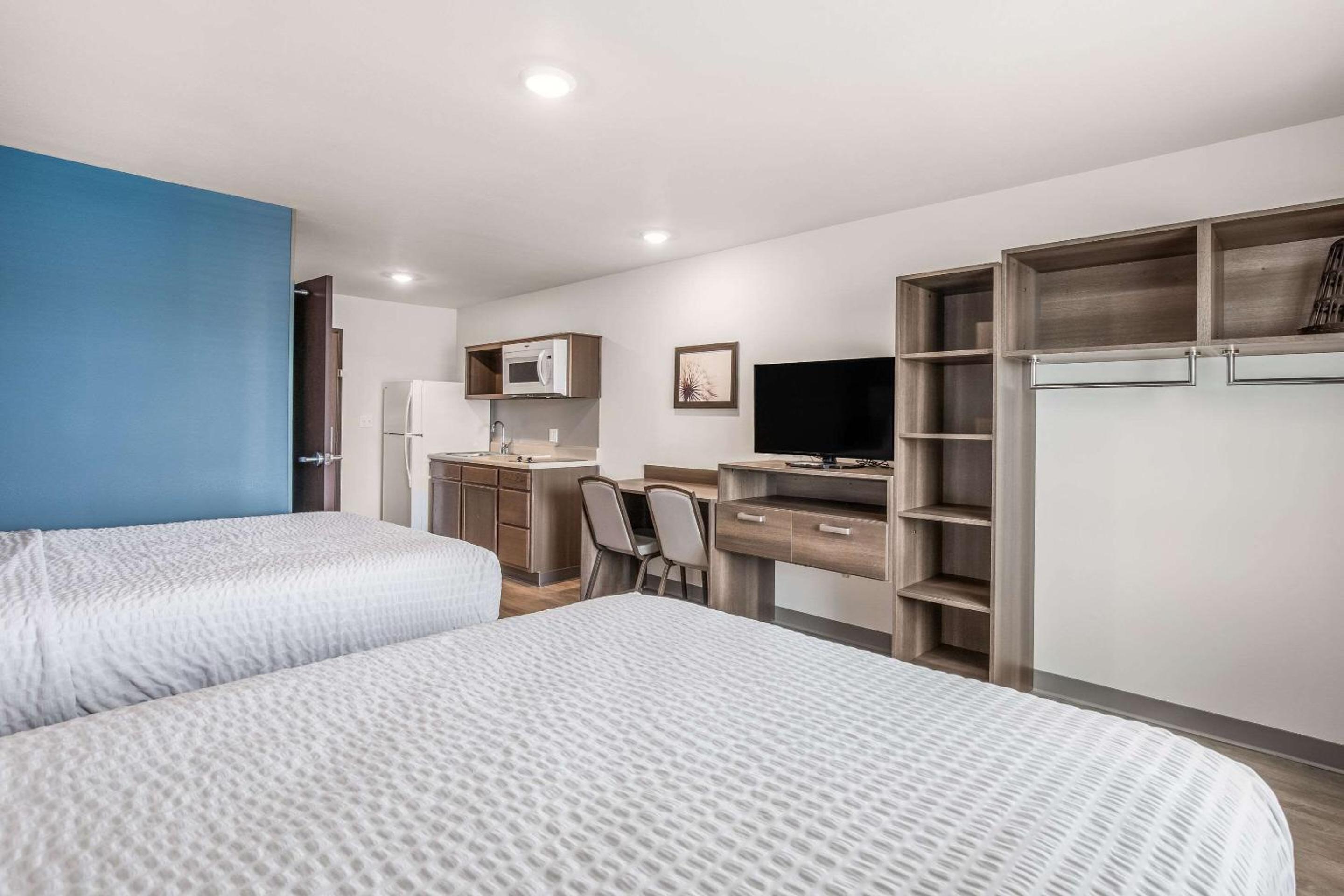 Standard Queen Room with Two Queen Beds - Non-Smoking - Photo 2