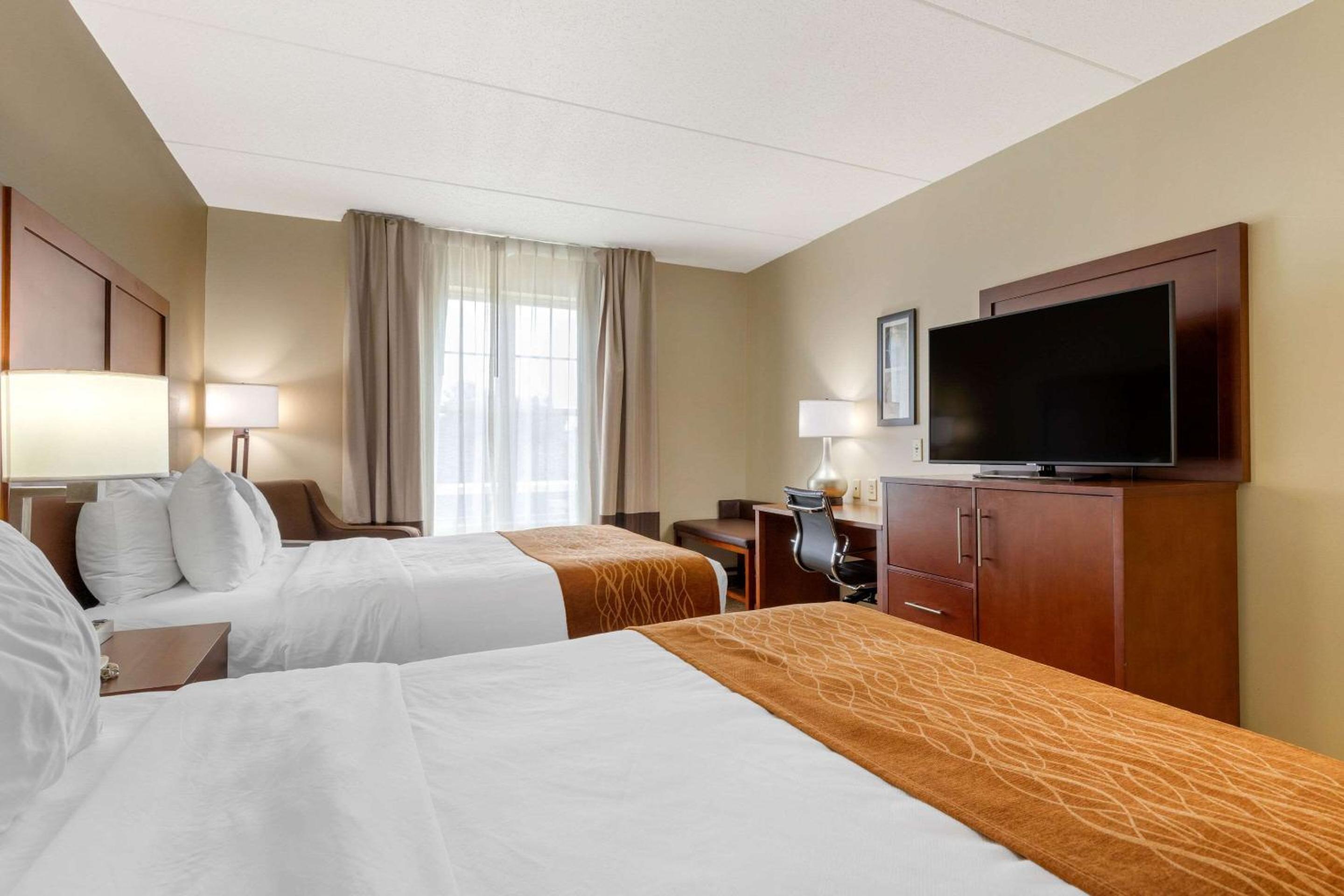 Queen Room with Two Queen Beds - Non-Smoking - Photo 1