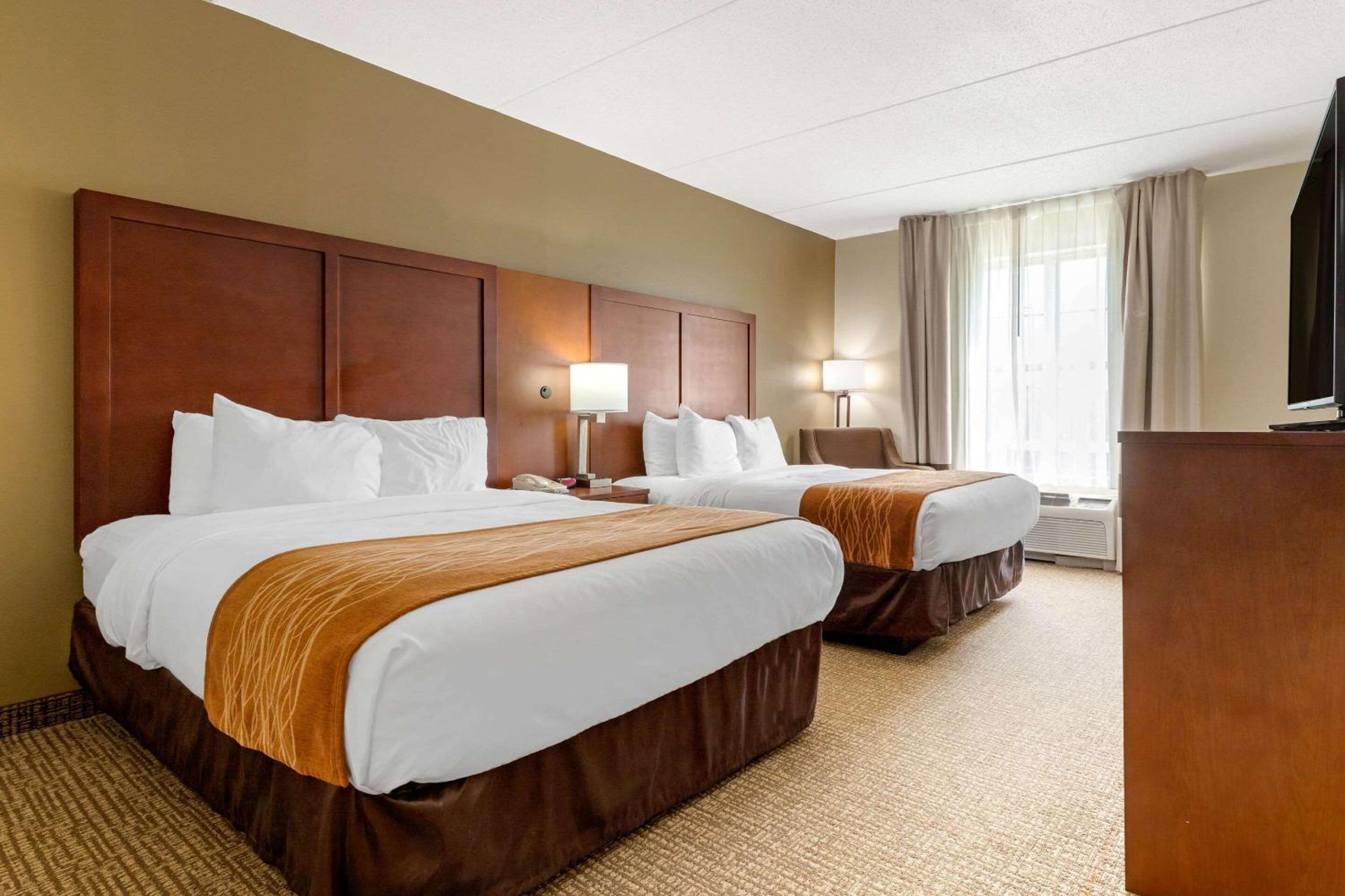 Queen Room with Two Queen Beds - Non-Smoking - Photo 2
