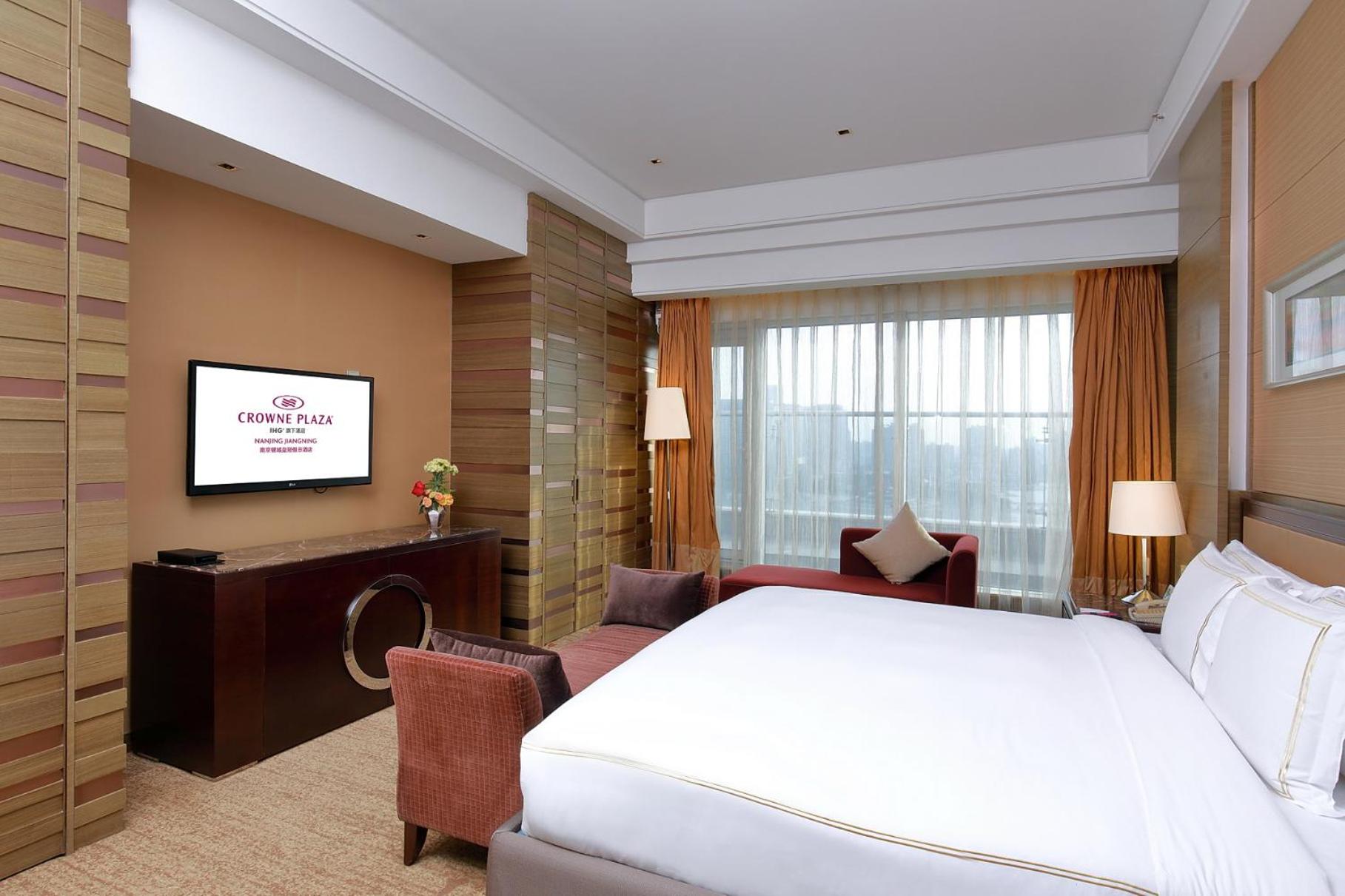 Standard King Room with Lounge Access photo 1