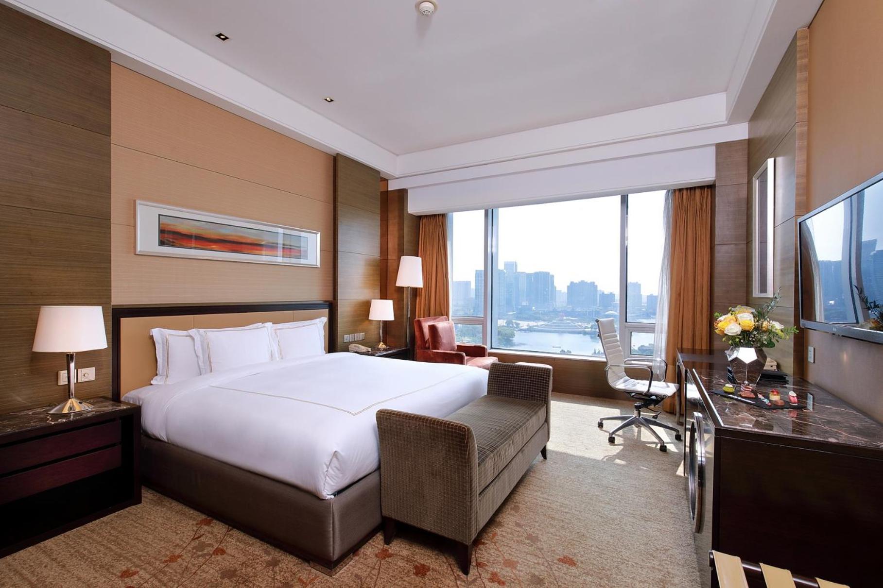 Standard King Room with Lake View