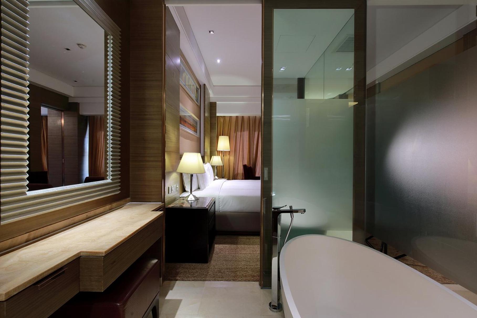 Standard King Room with Lake View - Lounge Access photo 3