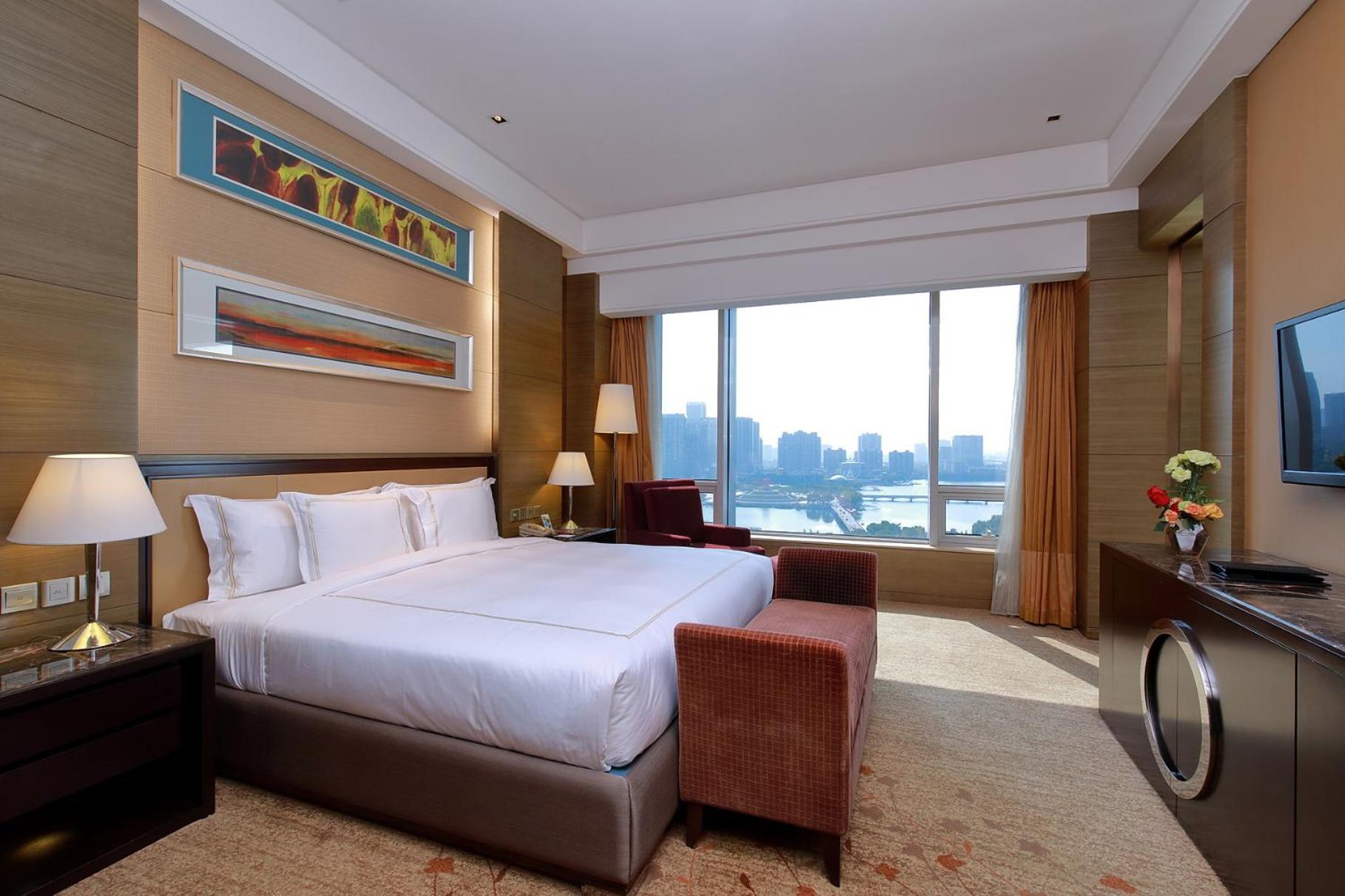 Standard King Room with Lounge Access photo 2