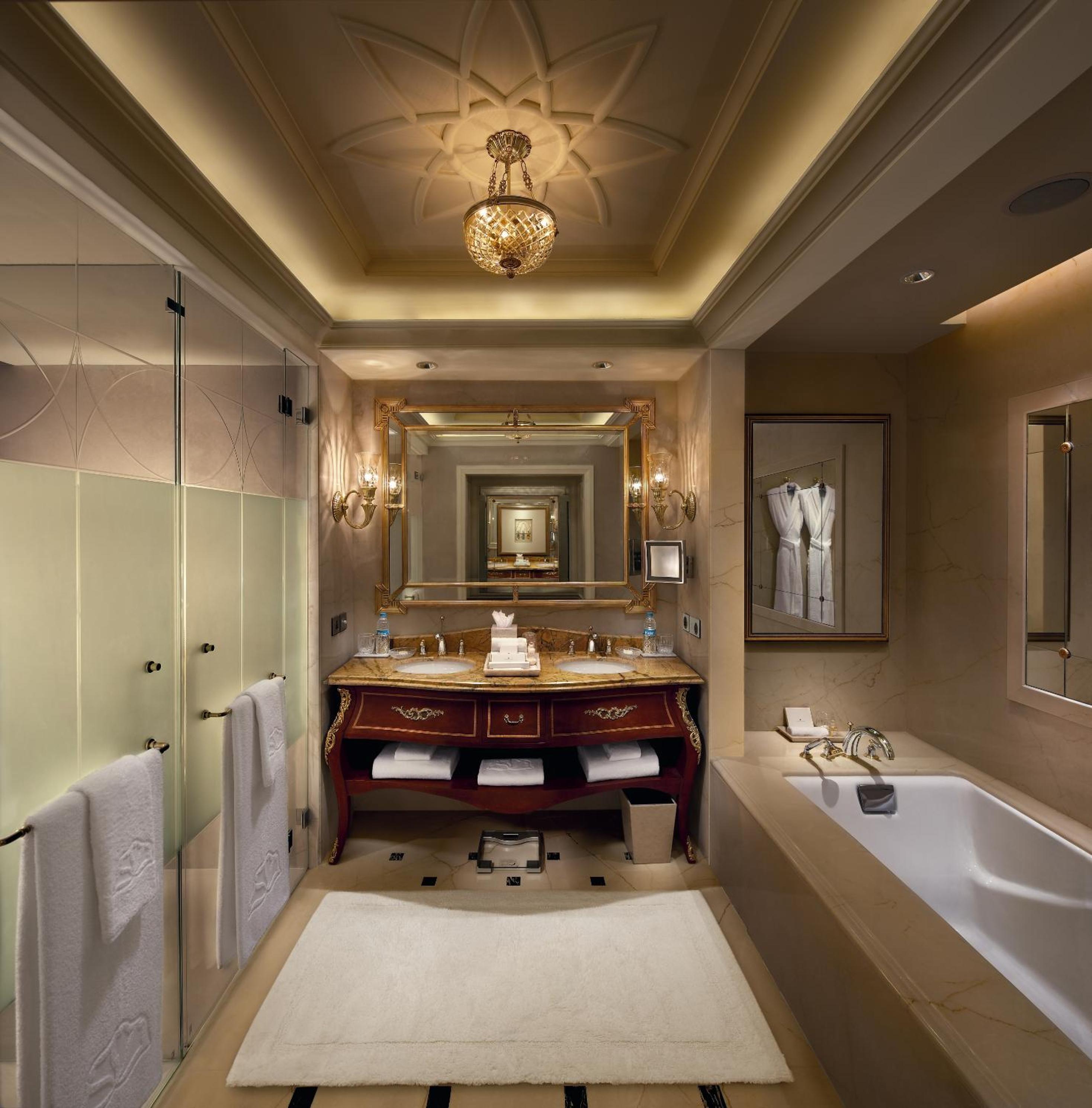 Royal Club Room with Airport Transfers & Lounge Access including cocktail hours. 2 hours guaranteed early check in and late check out - Photo 4