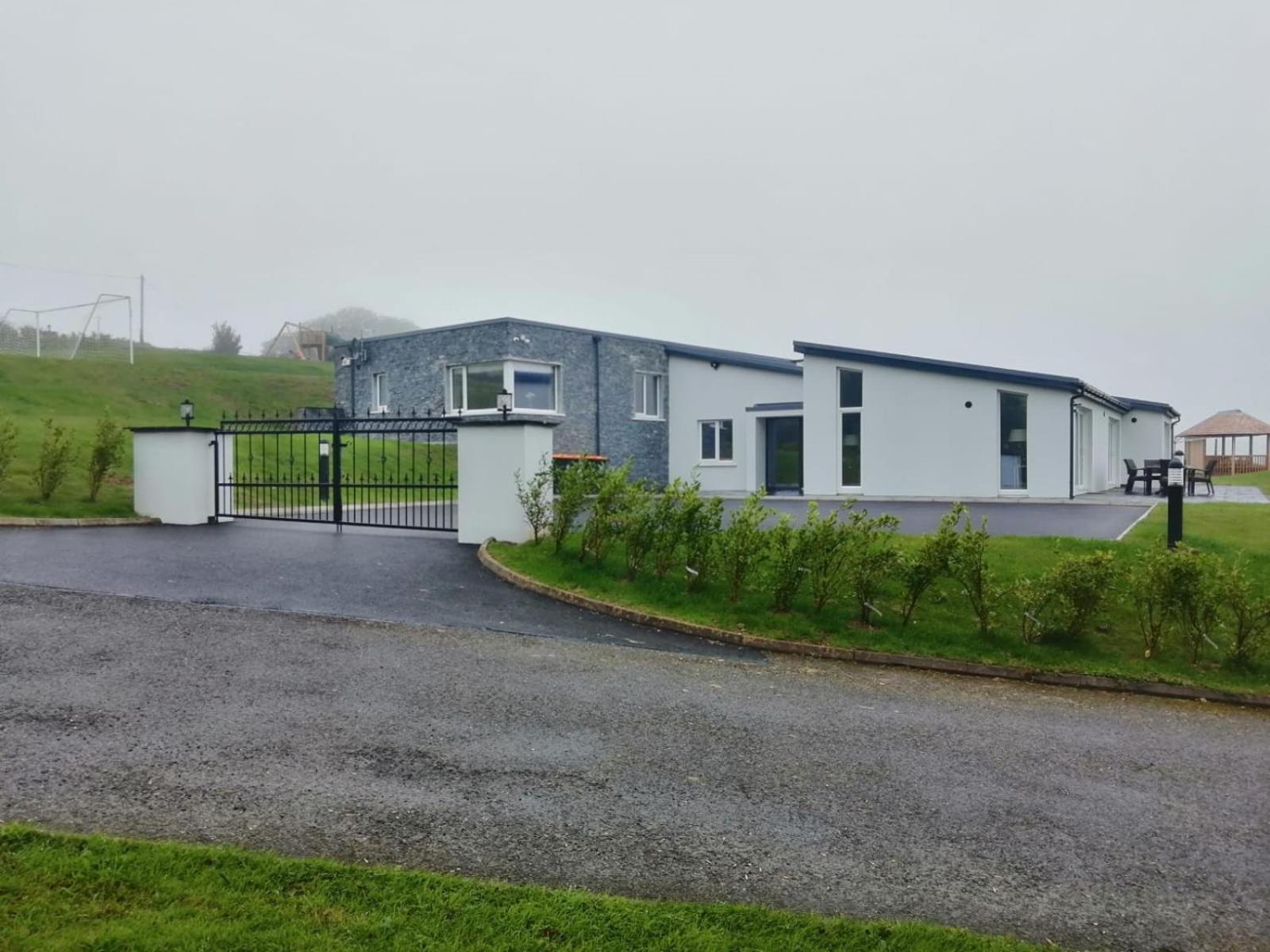 Five-Bedroom House - Photo 17