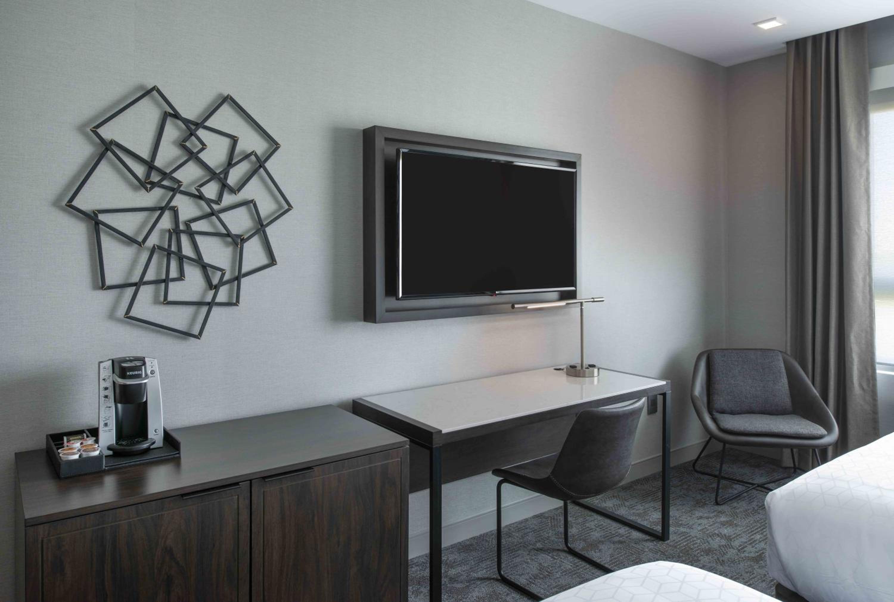 Standard Room with Two Queen Beds - Photo 9
