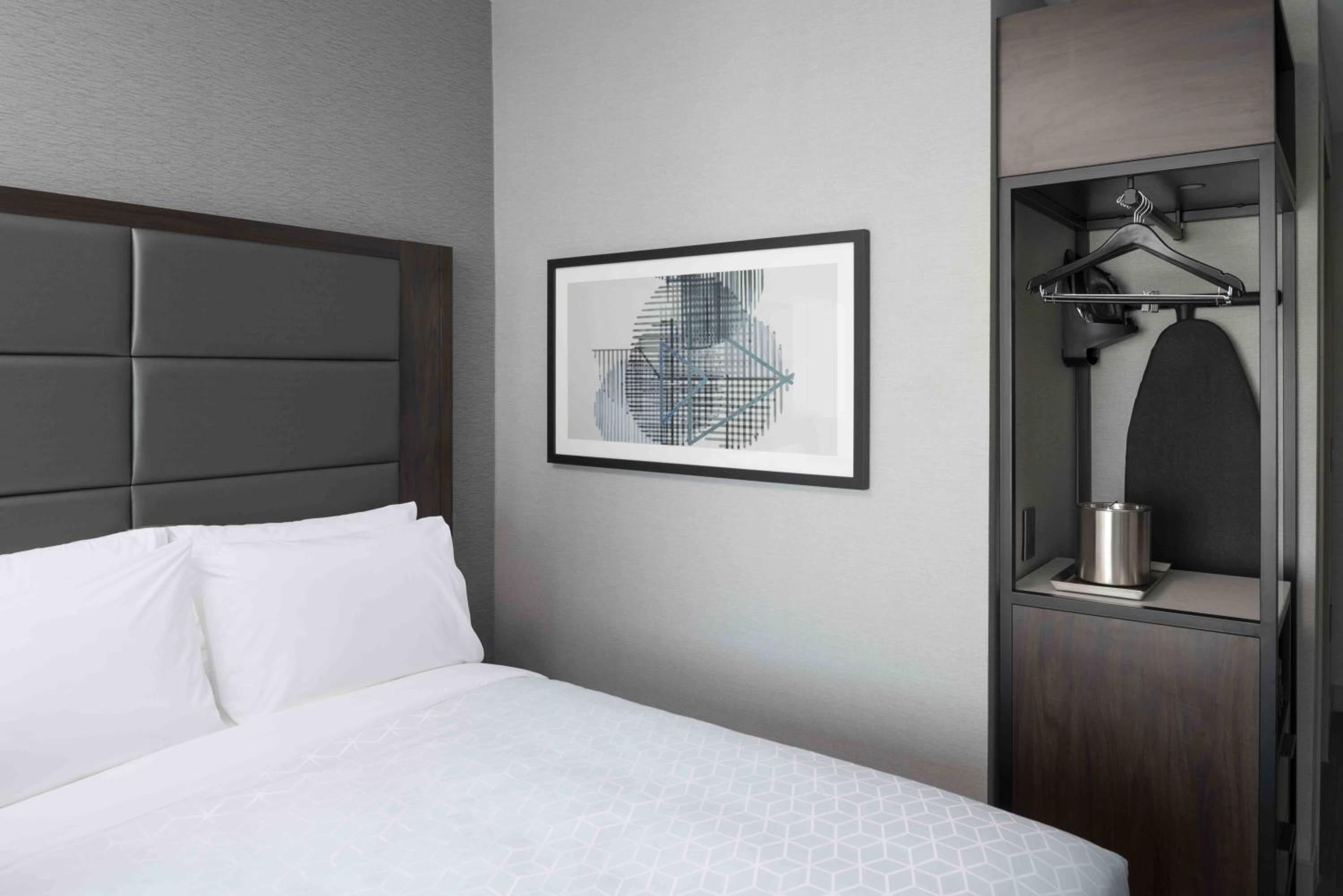 Standard Room with Two Queen Beds - Photo 8