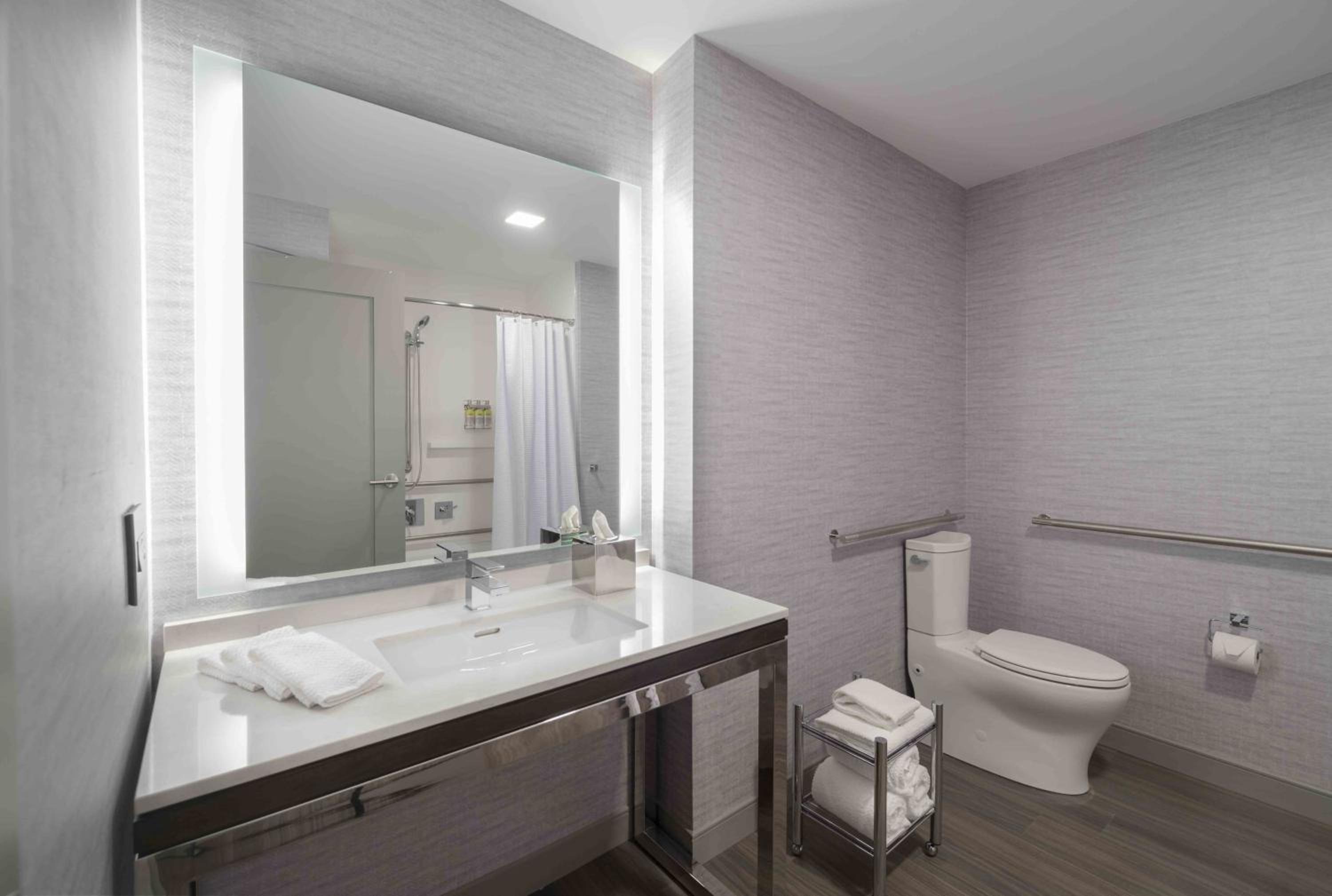 Standard King Room with Mobility Accessible Tub - Photo 6