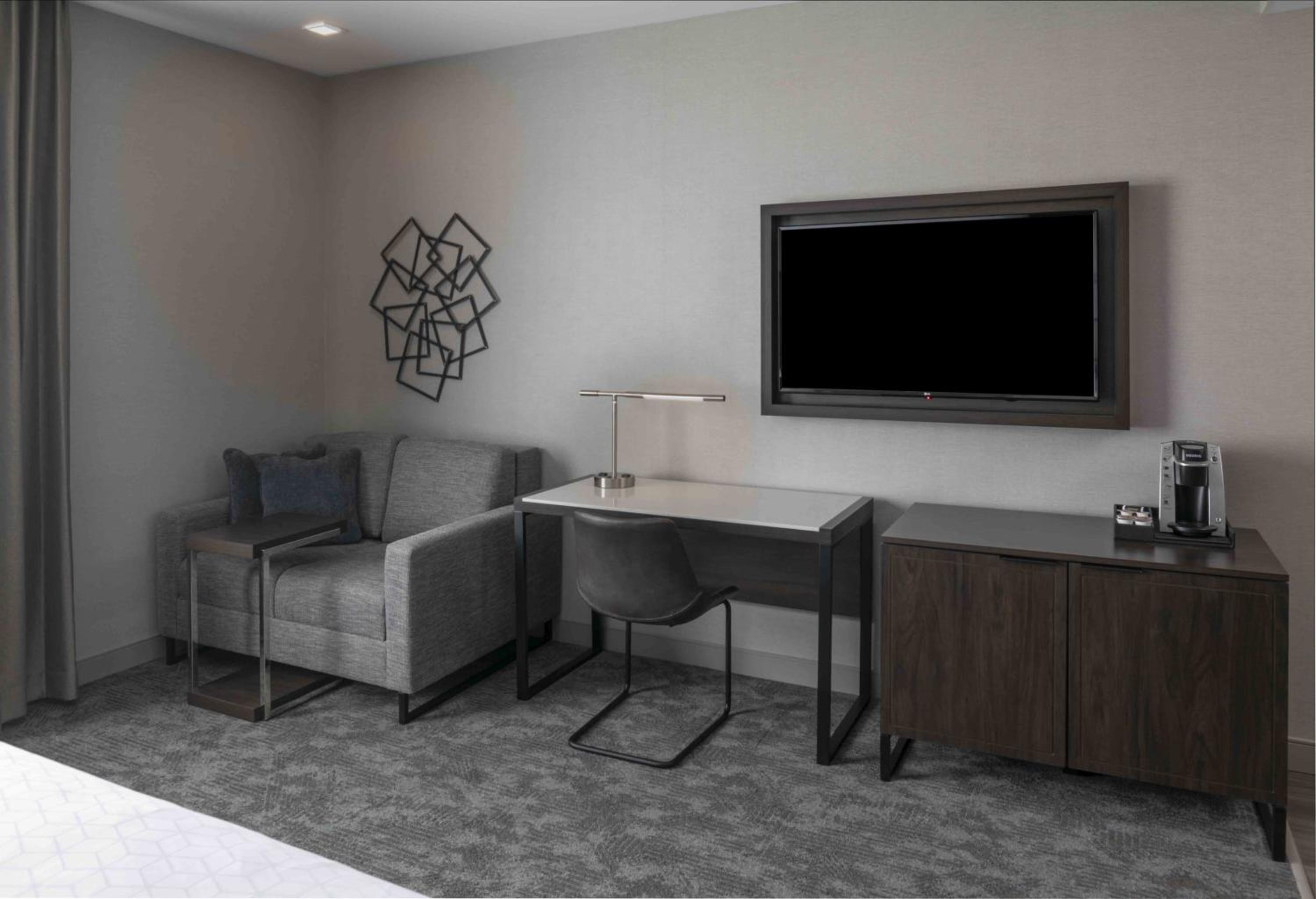 Standard King Room with Mobility Accessible Tub - Photo 3