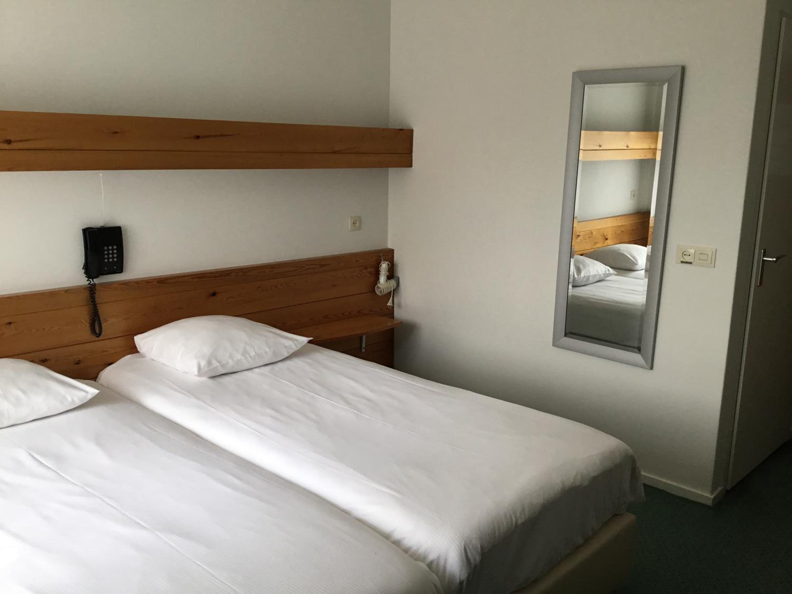 Standard Twin Room - Photo 4