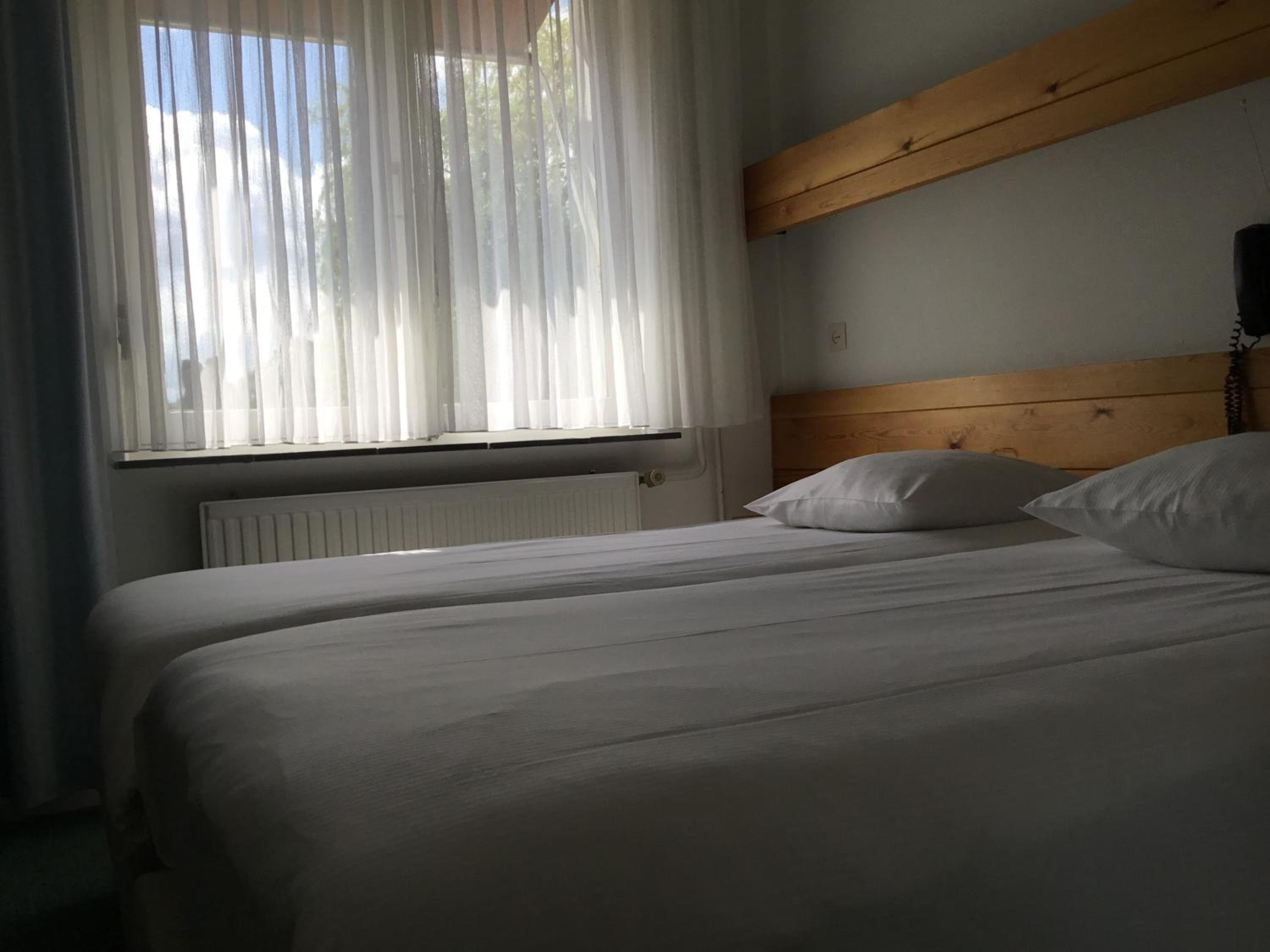 Standard Twin Room - Photo 1