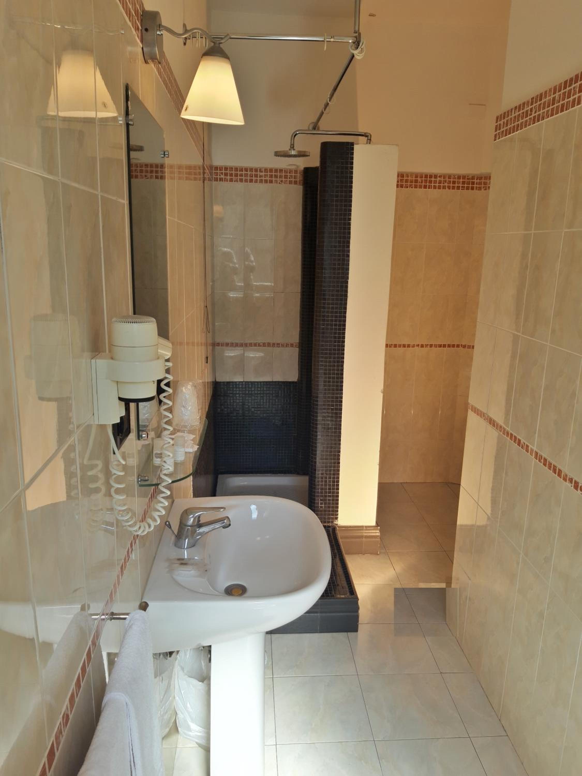 Standard Twin Room - Photo 3