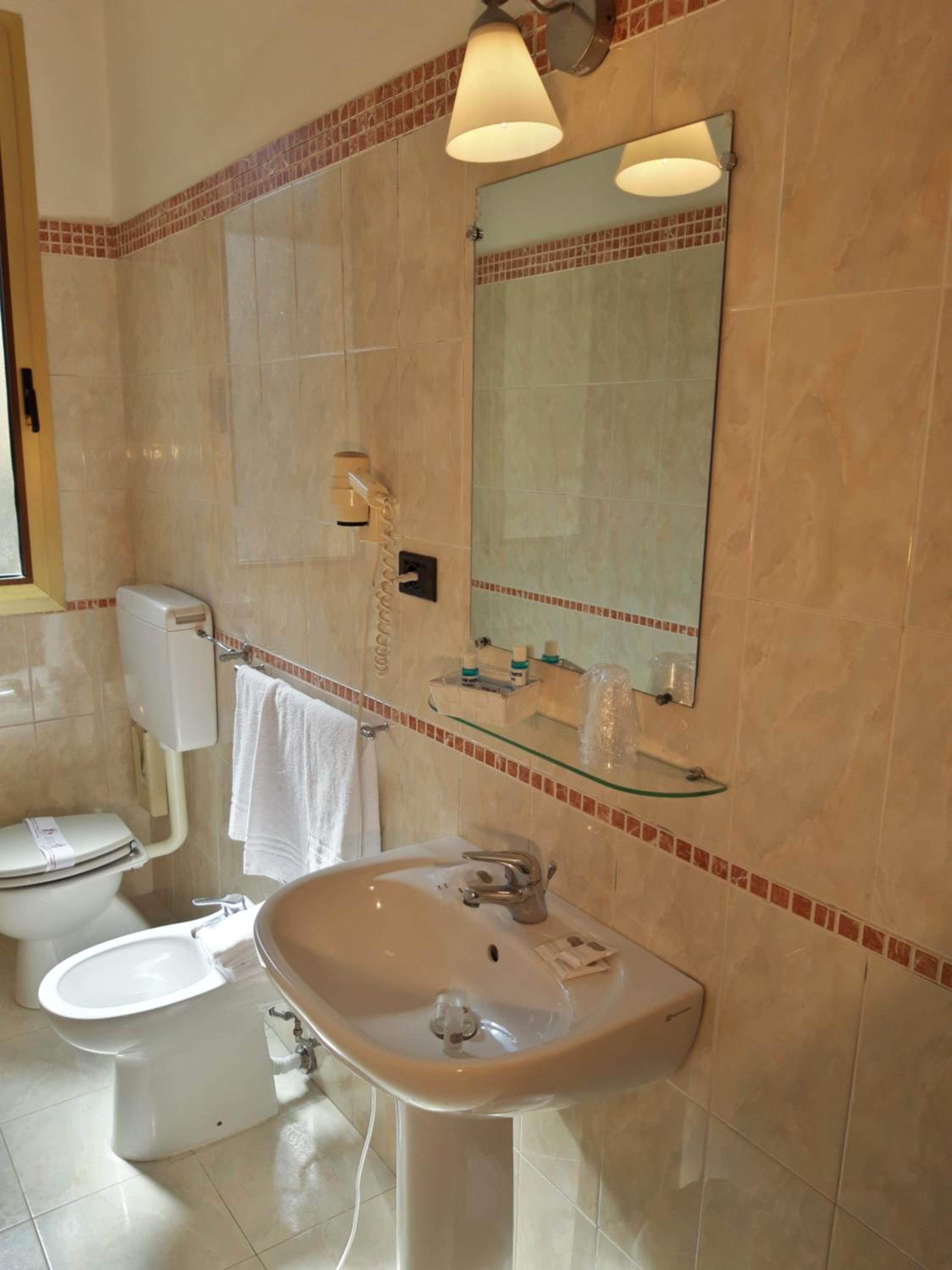 Standard Twin Room - Photo 4