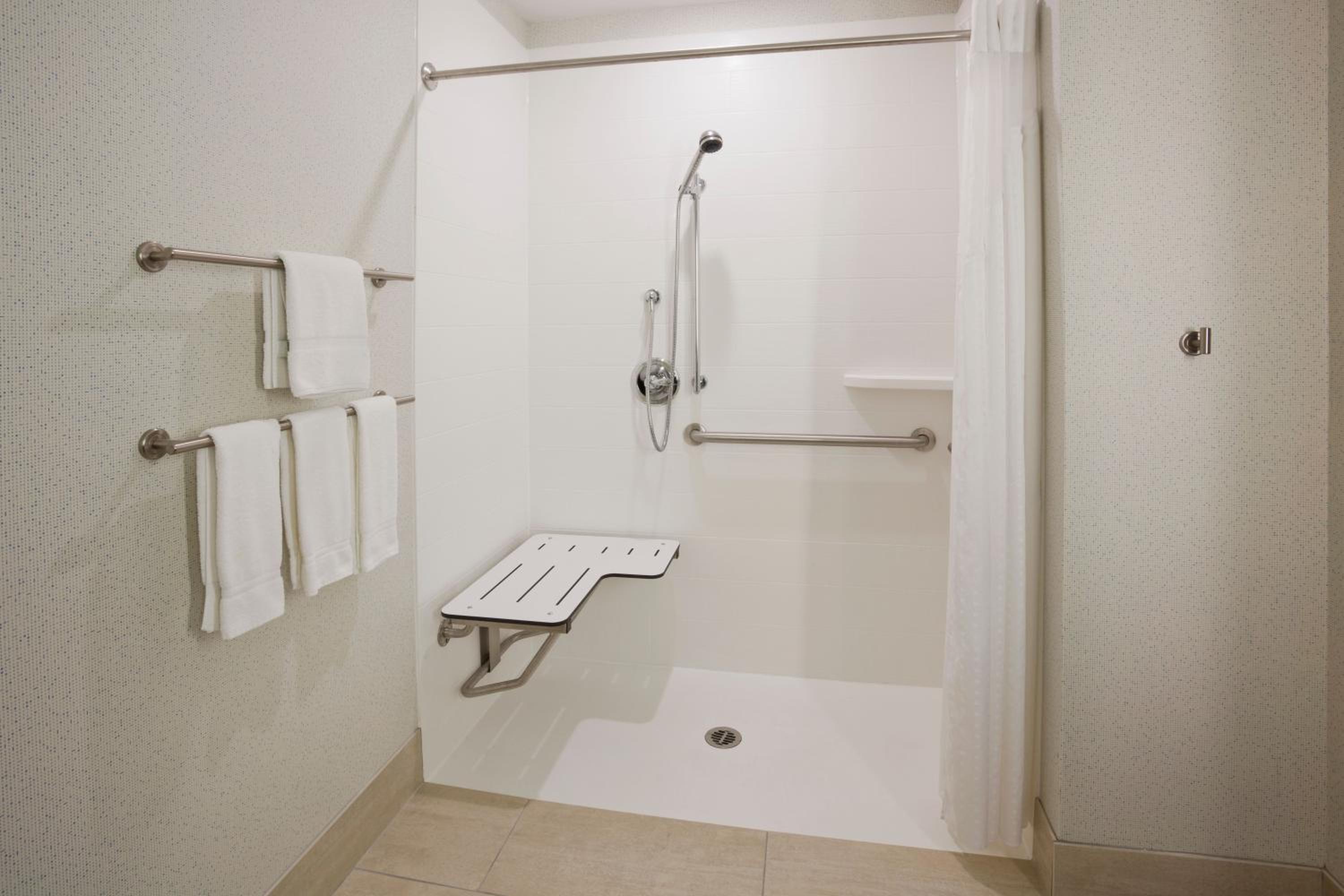 King Room with Roll-In Shower - Disability Access - Photo 2