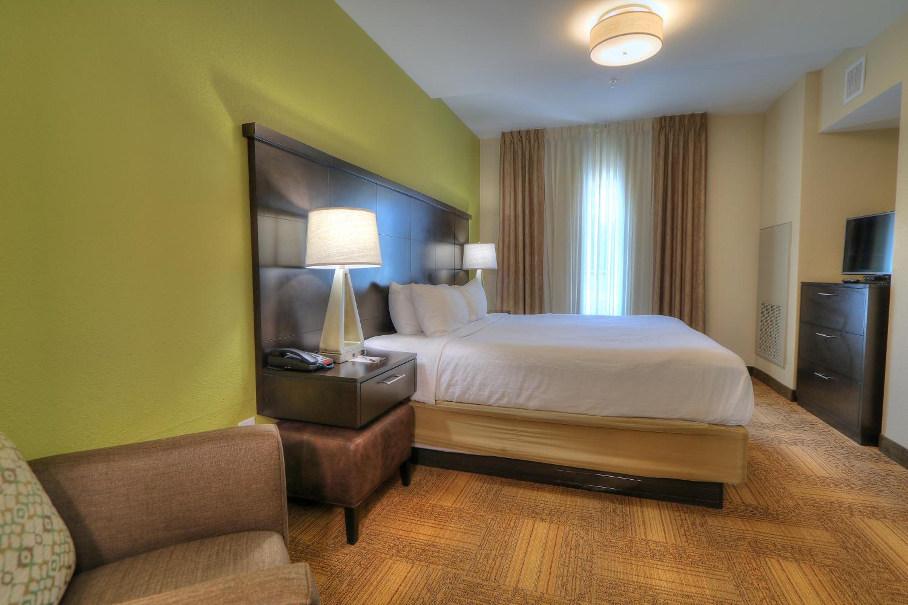 One-Bedroom Suite with Kitchen, Sofa Bed and Pond View