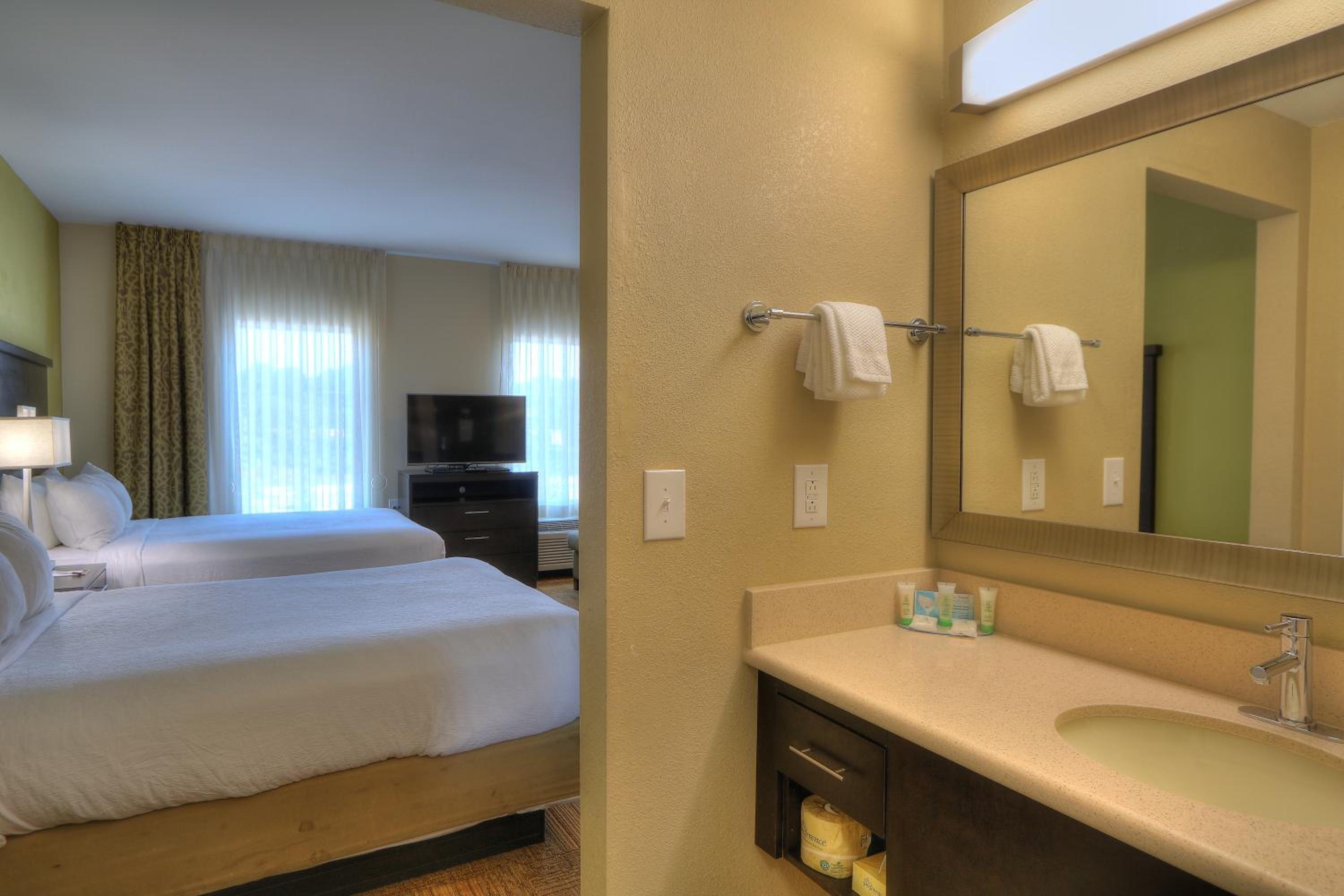 Queen Studio Suite with Two Queen Beds and Tub - Mobility/Communications Accessible photo 3