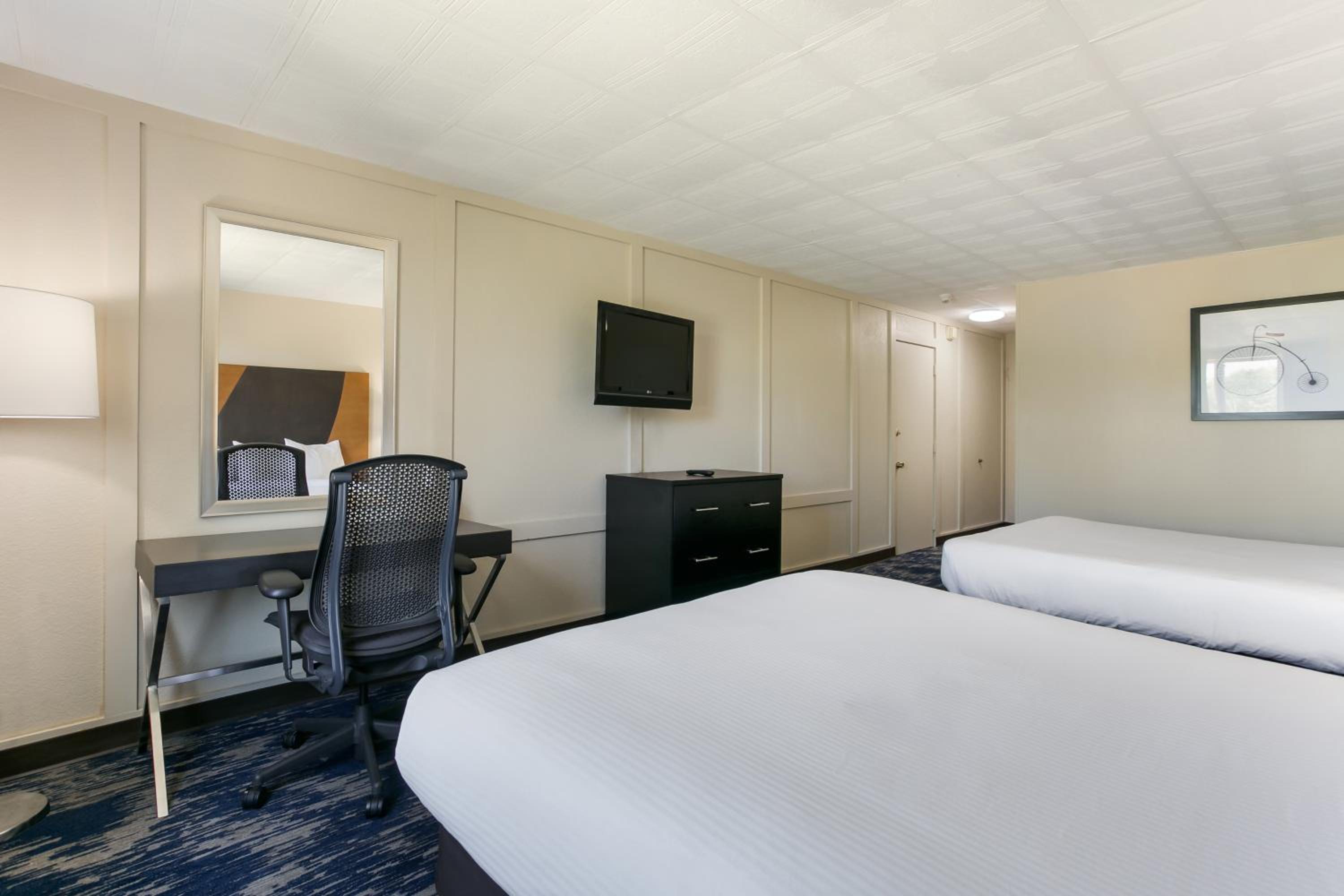 Deluxe Room with Two Queen Beds - Photo 3