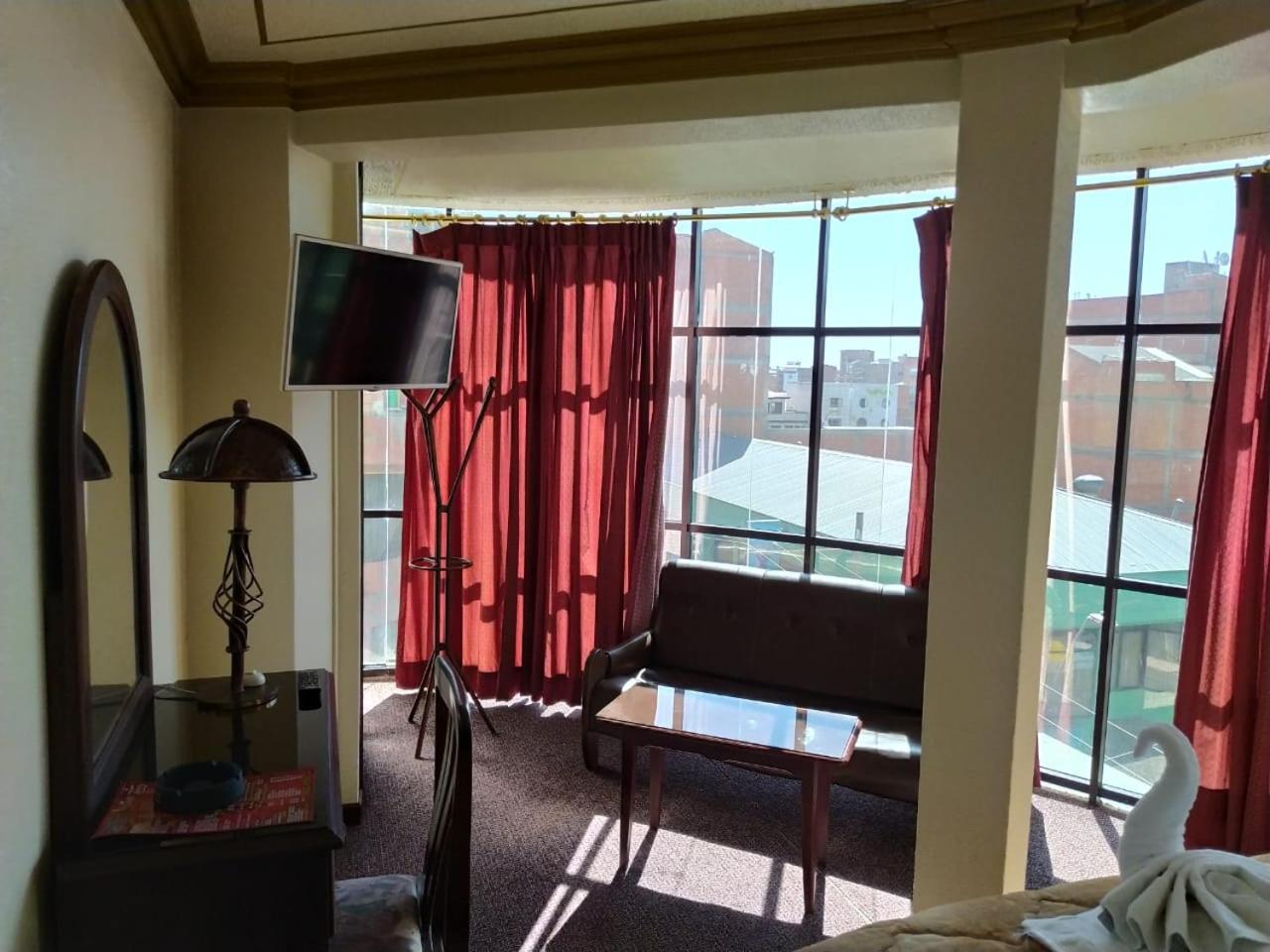 Superior Family Room photo 3