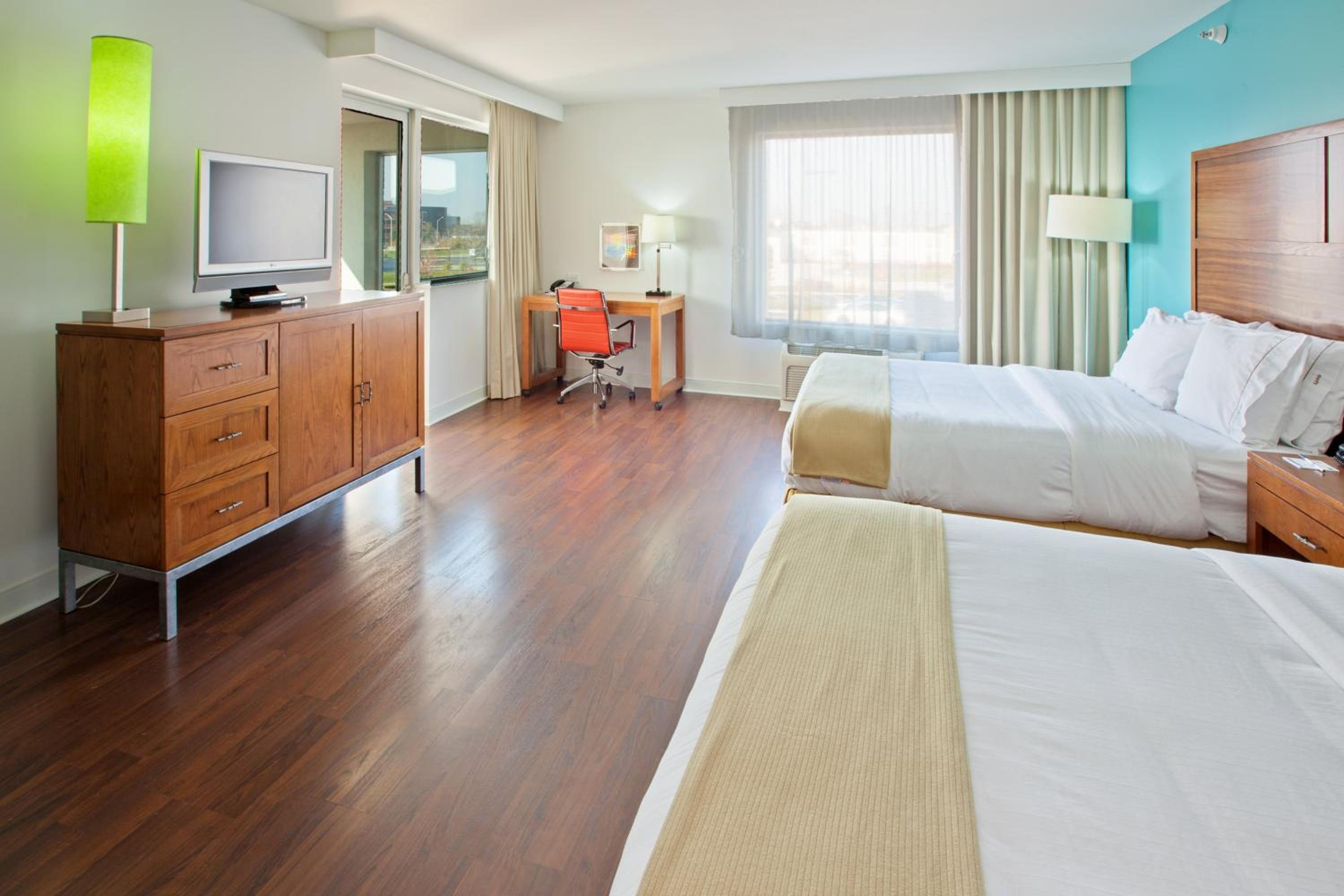 Standard Room with Two Queen Beds - Photo 3